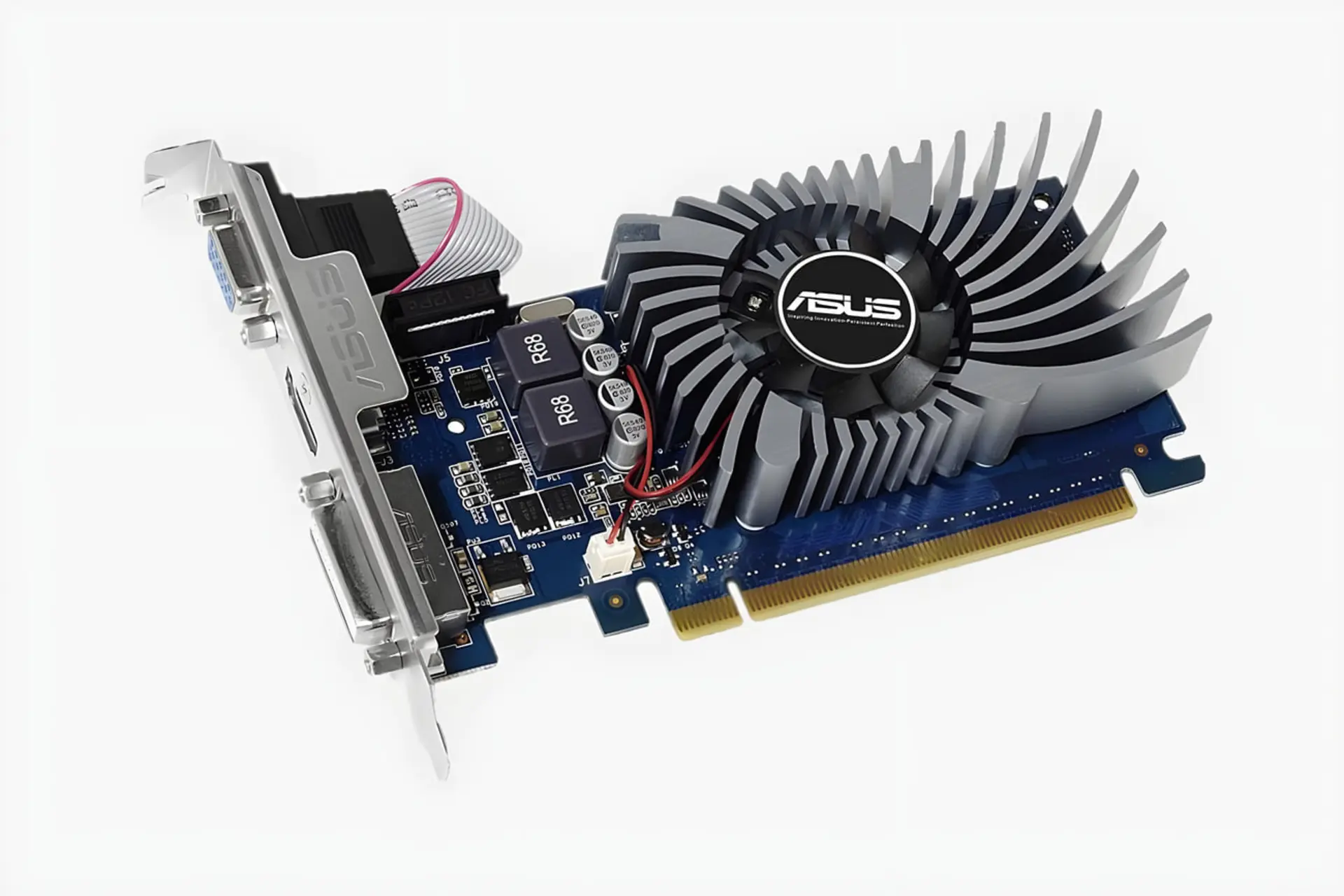 کارت گرافیک ایسوس (ASUS) با هیت‌سینک و فن خنک‌کننده روی برد آبی