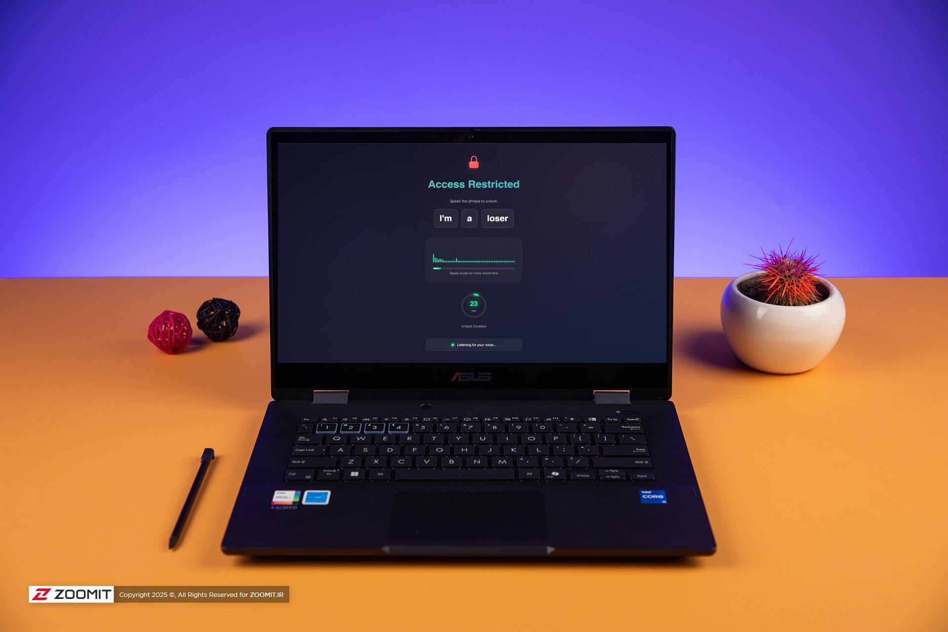 لپ تاپ روی میز درحال نمایش افزونه Scream to Unlock