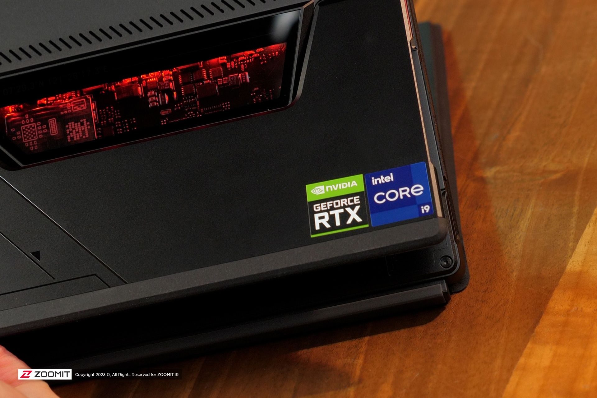 نمای قسمت زیرین کیک استند تبلت گیمینگ ROG Flow Z13 ایسوس