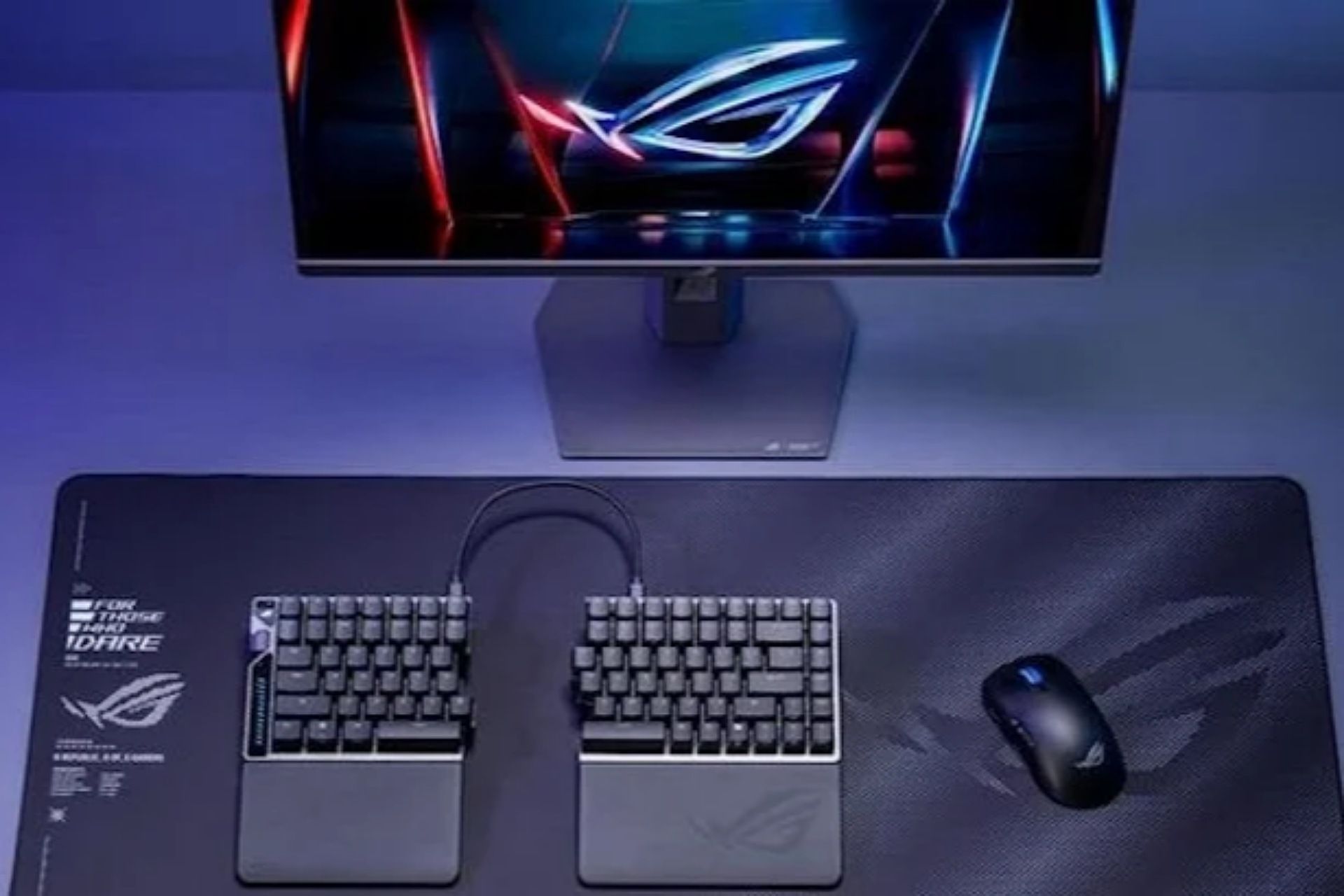 ماوس گیمینگ ROG Harpe II Ace کنار کیبورد