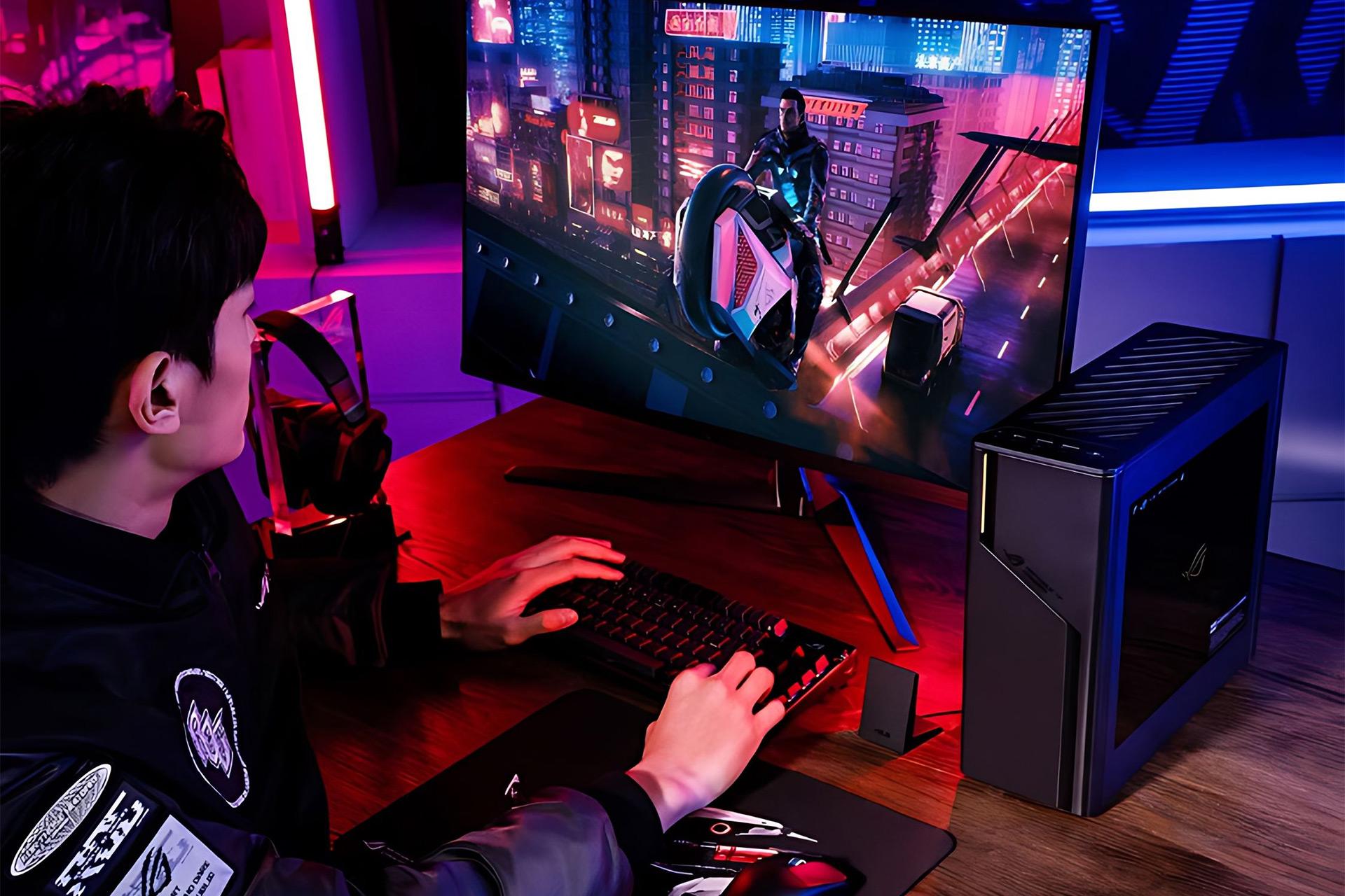 شخصی در بازی کردن با کامپیوتر رومیزی ایسوس ROG Iceblade X