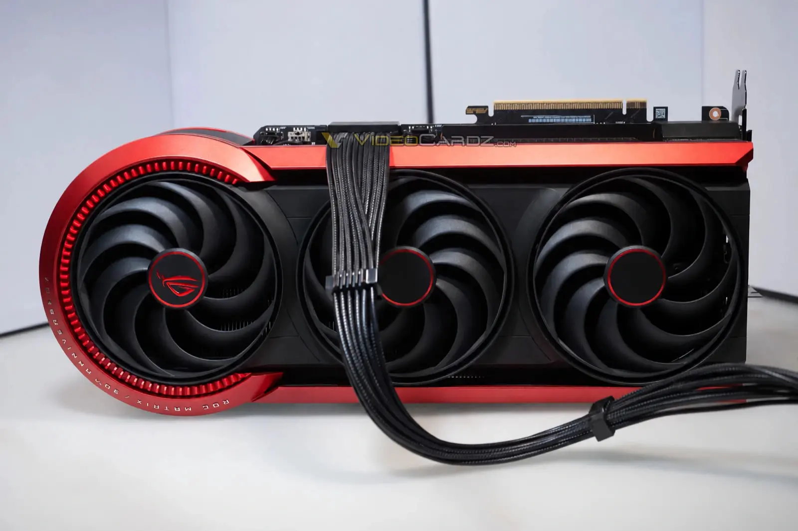 کارت گرافیک ایسوس مدل RTX 5090 با سه فن خنک‌کننده و بدنه قرمز