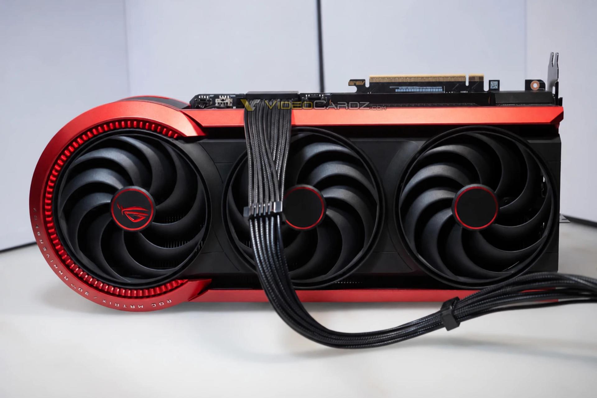 کارت گرافیک ایسوس مدل RTX 5090 با سه فن خنککننده و بدنه قرمز