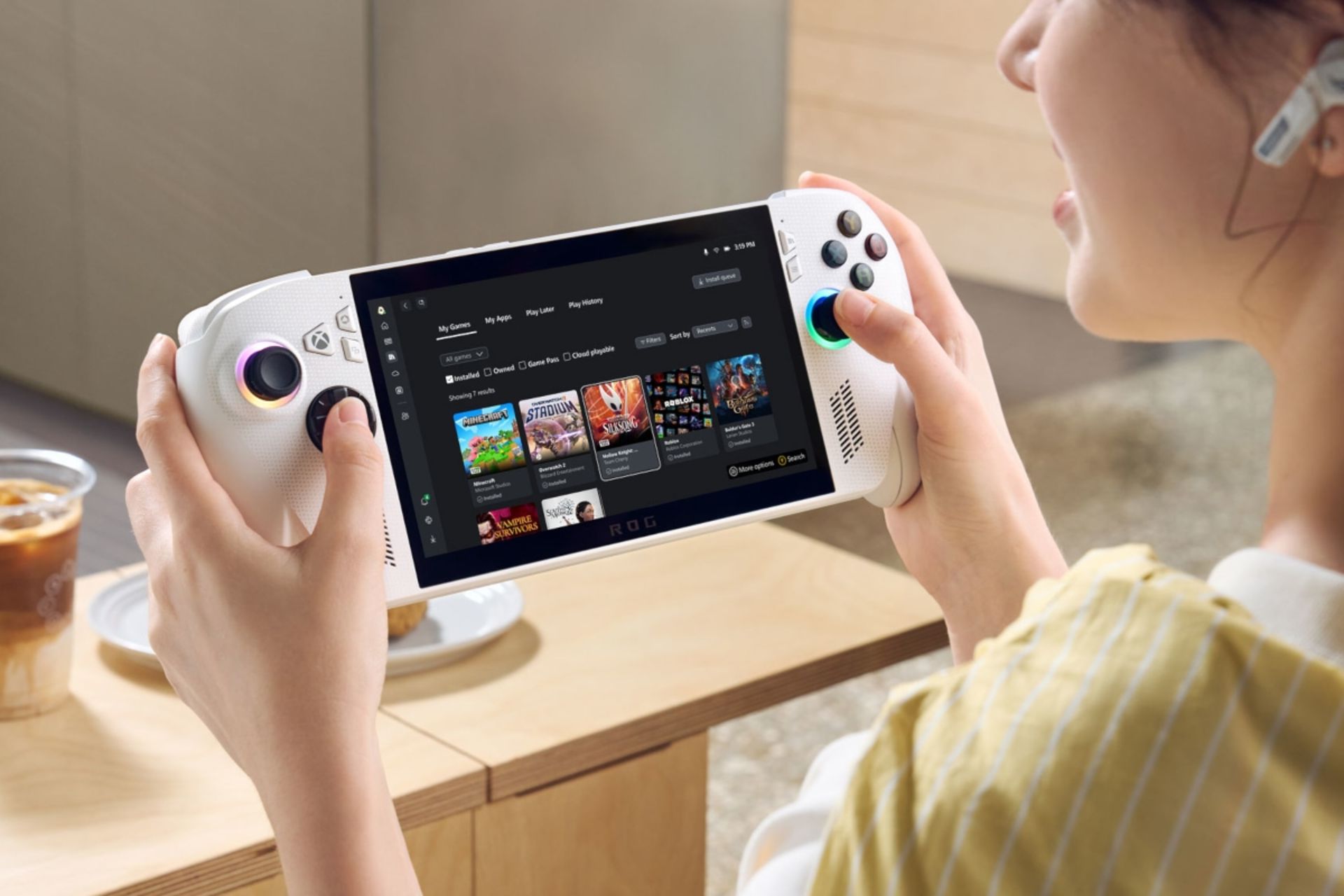 کنسول بازی ایسوس ASUS ROG Xbox Ally در حال بازی