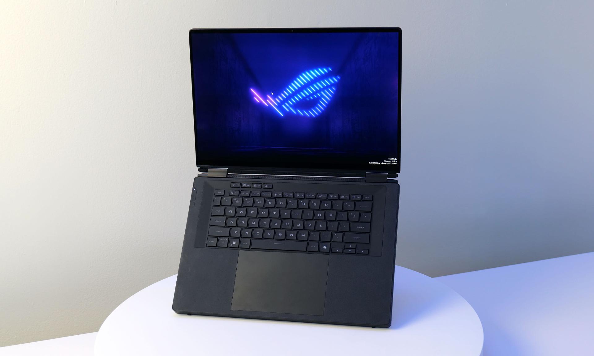 نمای جلو لپ‌تاپ گیمینگ دونمایشگره ROG Zephyrus Duo حالت بسته