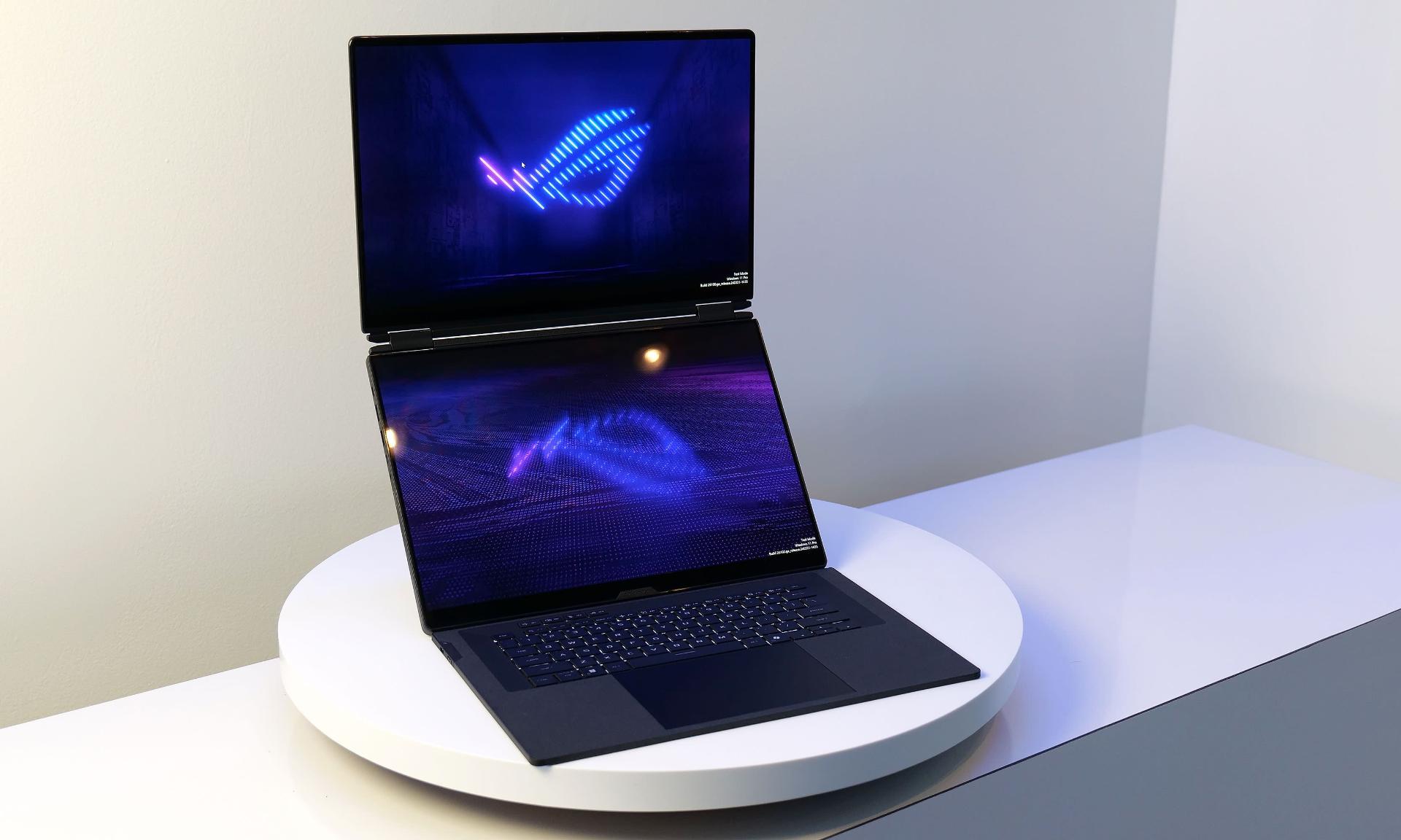 نمای جلو لپ‌تاپ گیمینگ دونمایشگره ROG Zephyrus Duo حالت باز