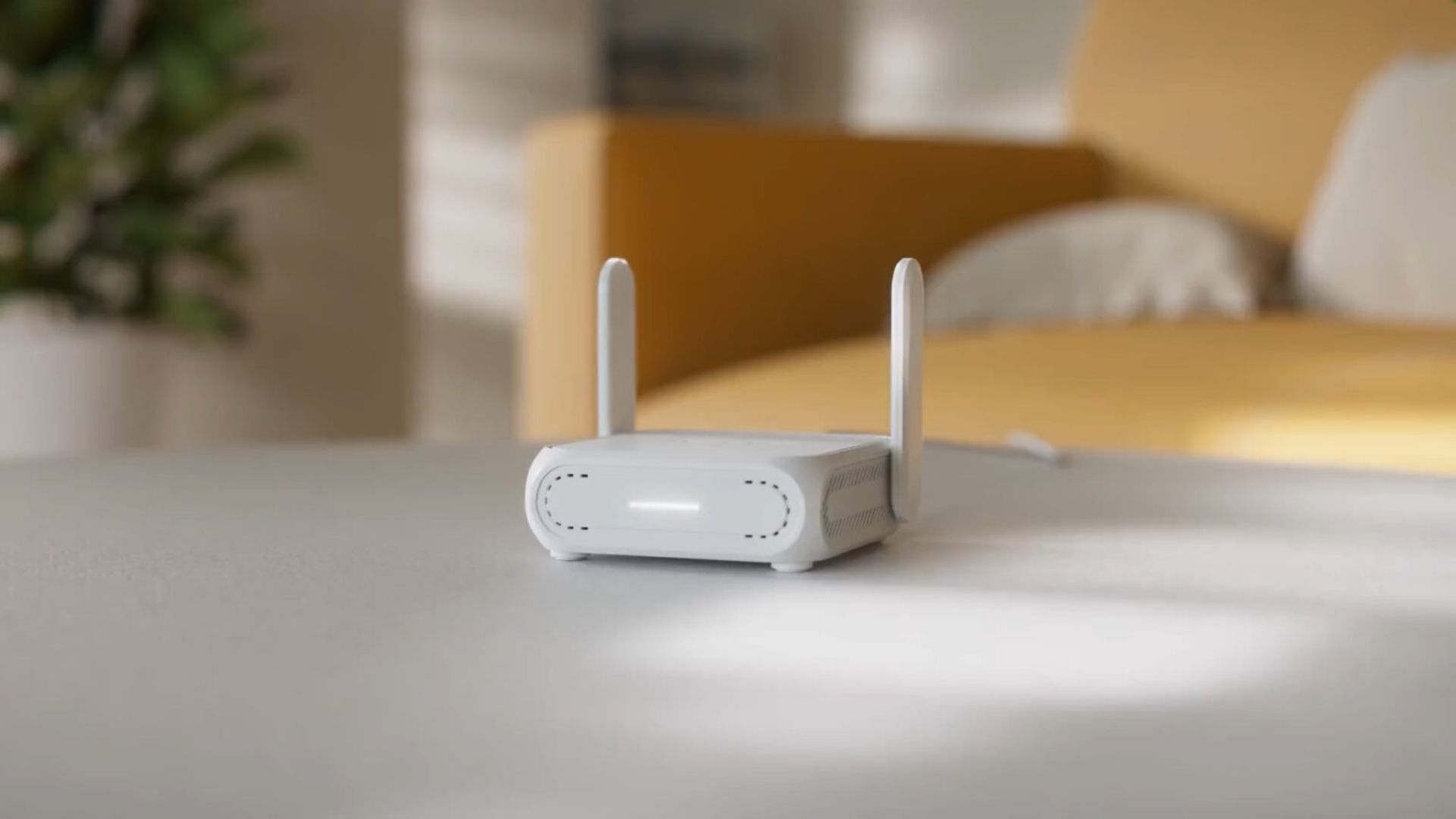 مودم RT-BE58 Go ایسوس روی میز