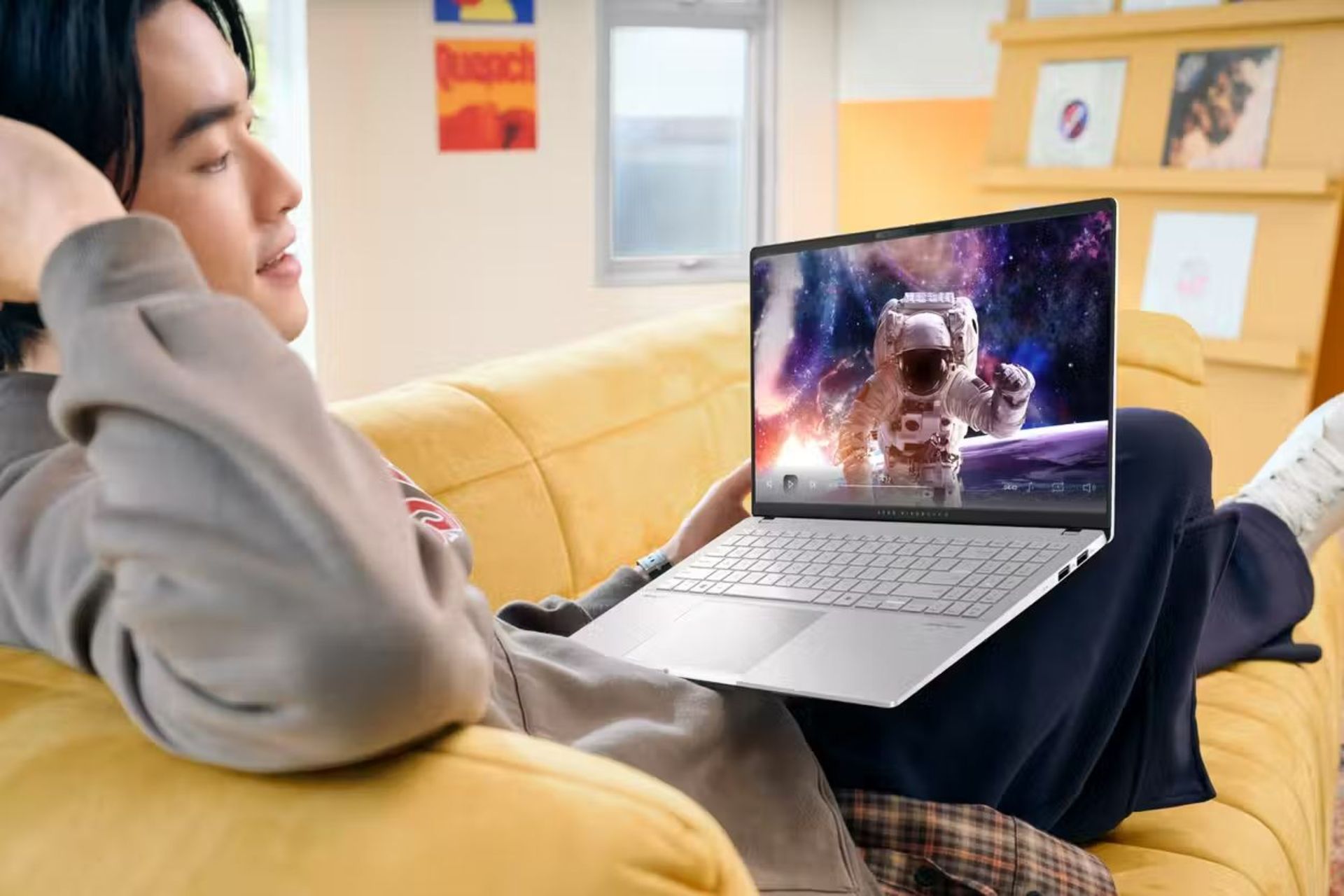 مرد جوان درحال کار با لپ تاپ ایسوس Vivobook S15