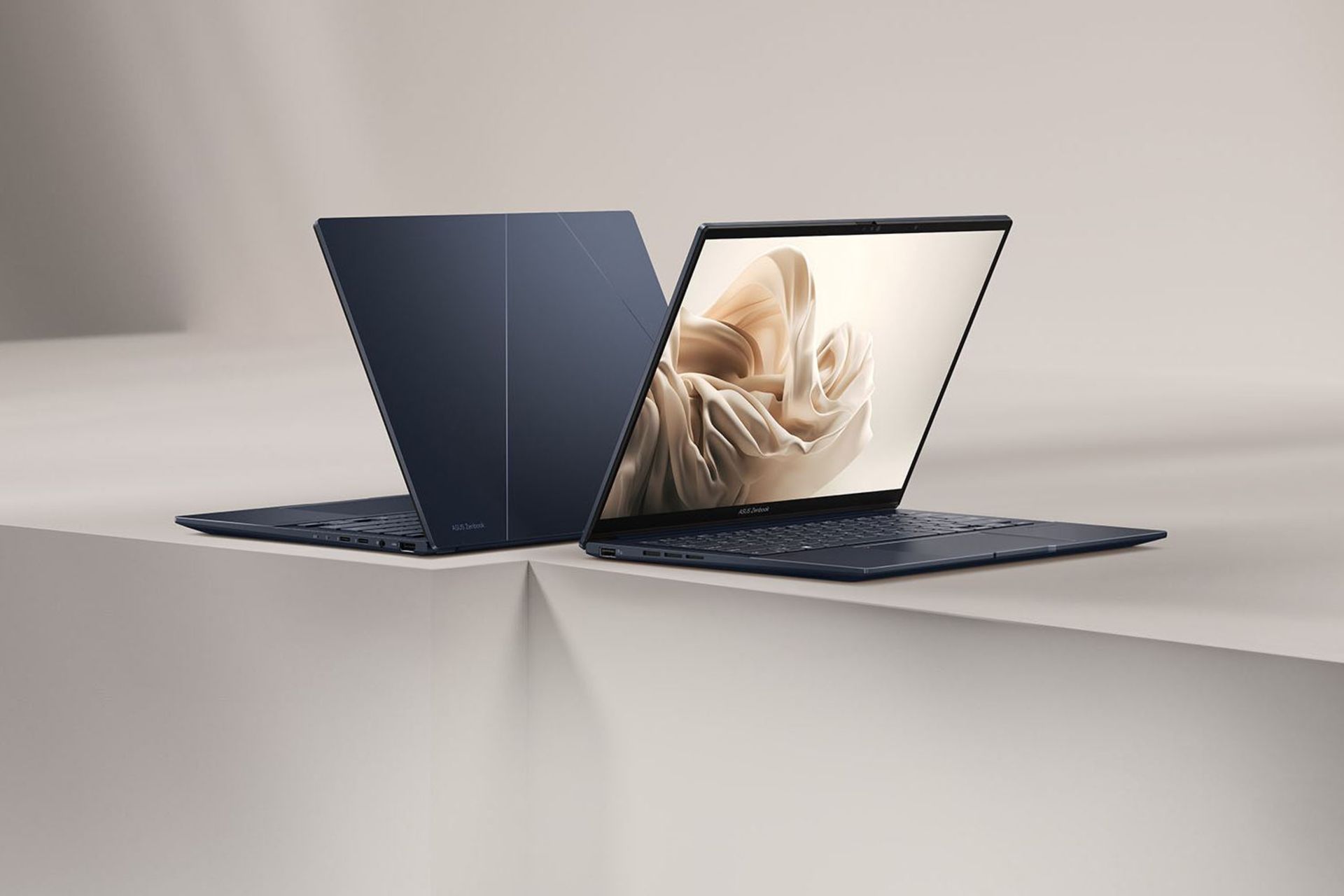  لپ تاپ ایسوس Zenbook 14 OLED 2024 از نمای جلو و پشت روی میز