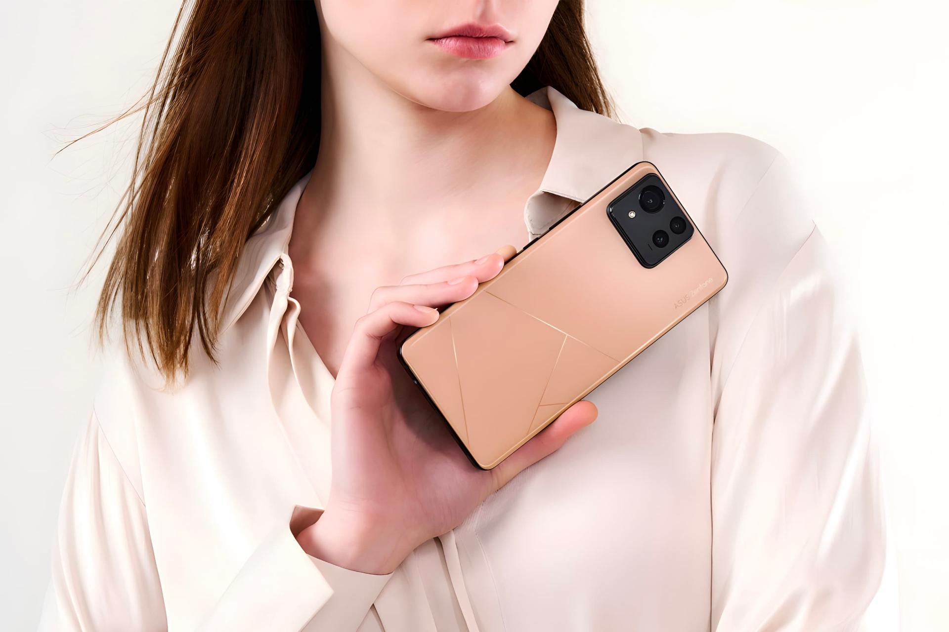 مرجع متخصصين ايران ايسوس ذن فون ۱۱ اولترا / Asus Zenfone 11 Ultra در دست يك دختر با لباس سفيد
