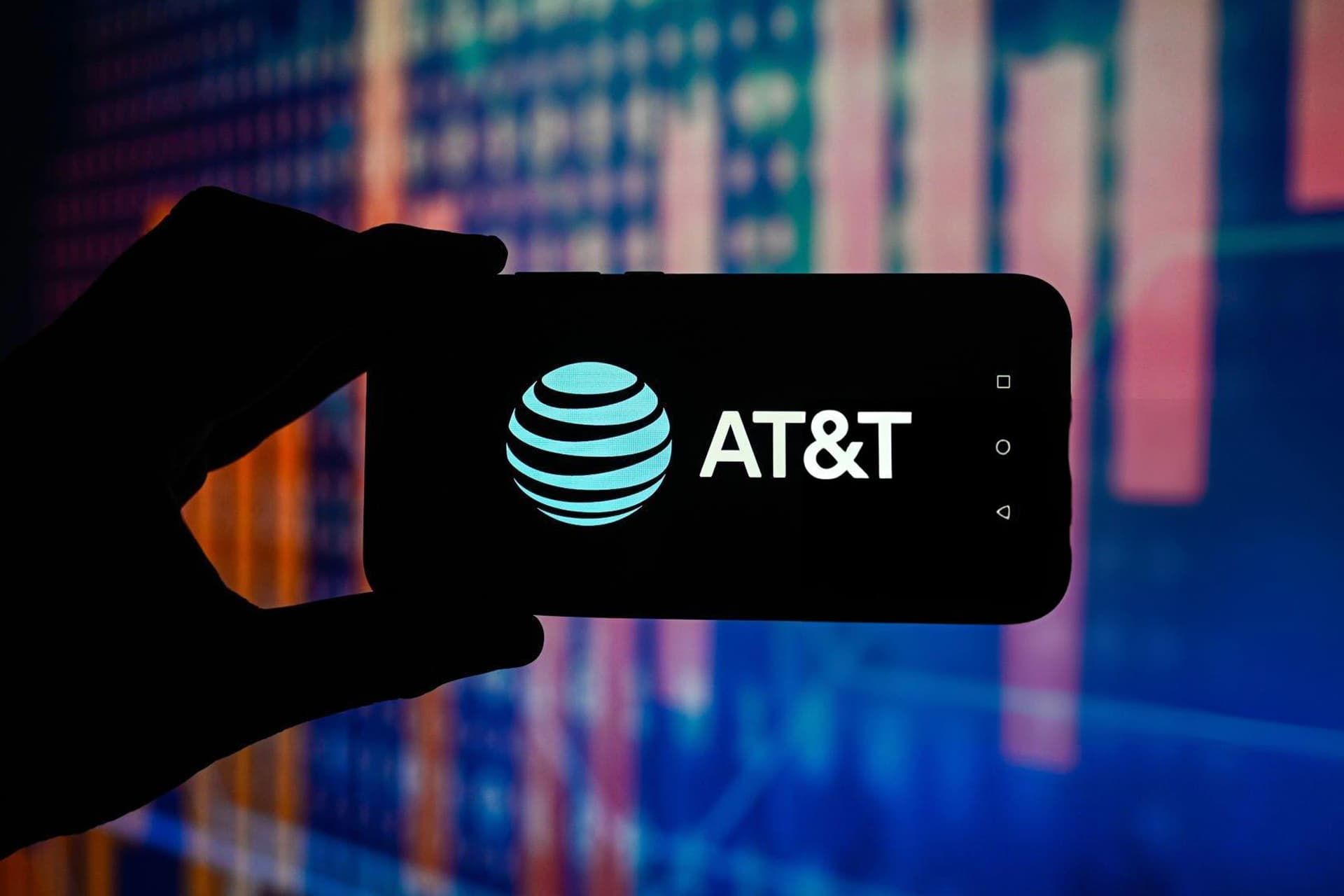 لوگو AT&T روی نمایشگر موبایل در سایه