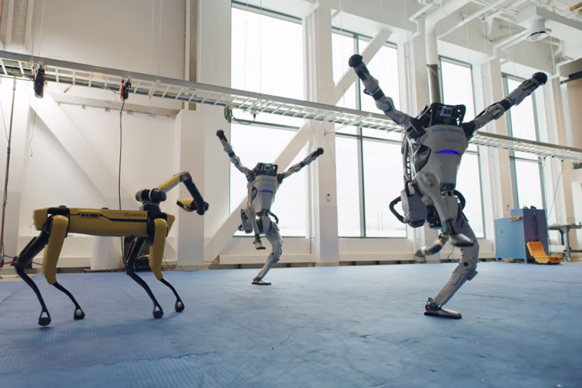 ربات اطلس در حال رقصیدن کنار ربات سگ‌نمای Spot 