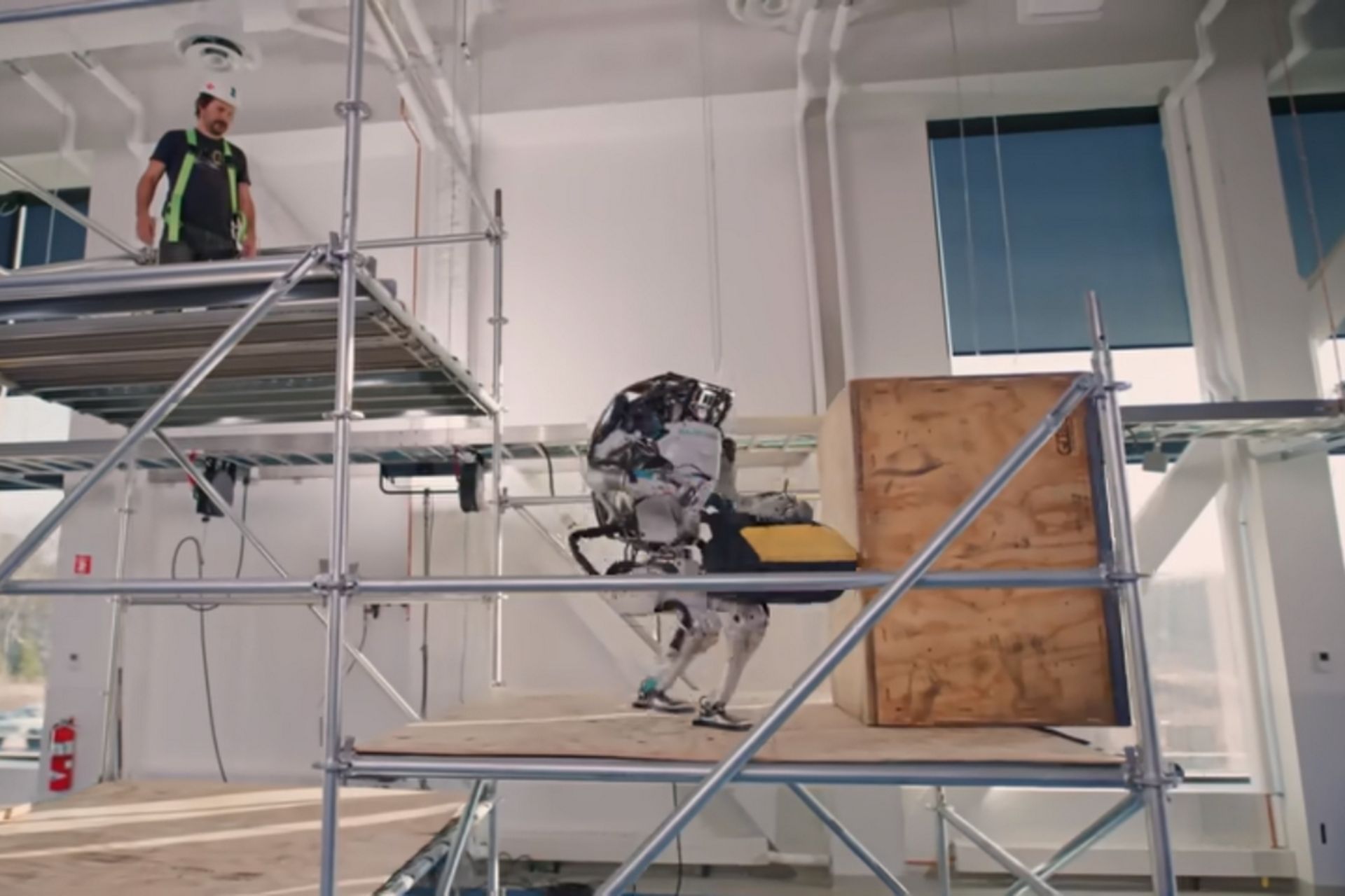 ربات اطلس سال ۲۰۲۳ درحال کمک کردن به مهندسان
