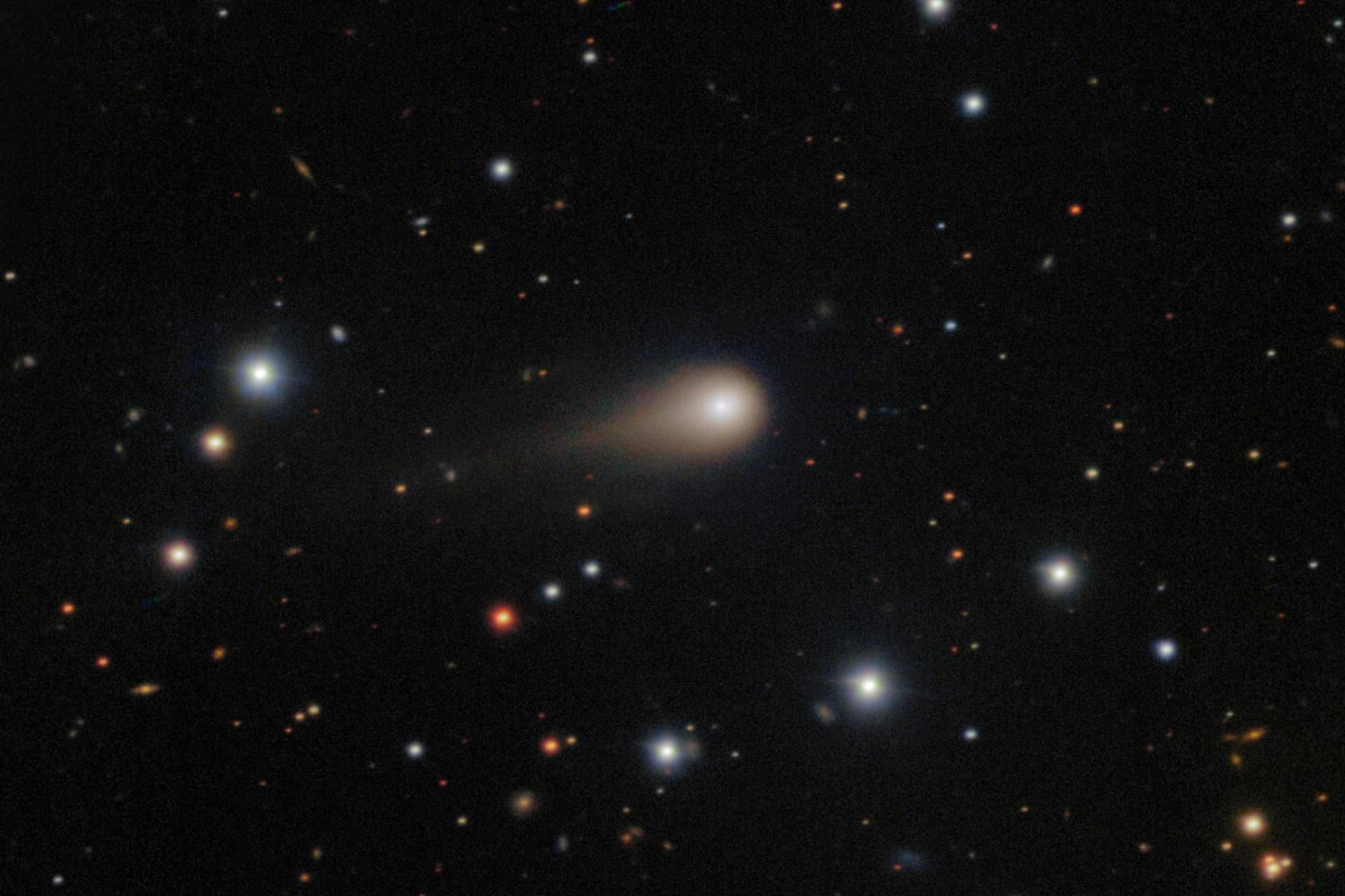 تصویری عمیق از 3I/ATLAS که توسط رصدخانه بین‌المللی جمنای در شیلی گرفته شده است و هاله گاز و غبار اطراف دنباله‌دار را نشان می‌دهد.