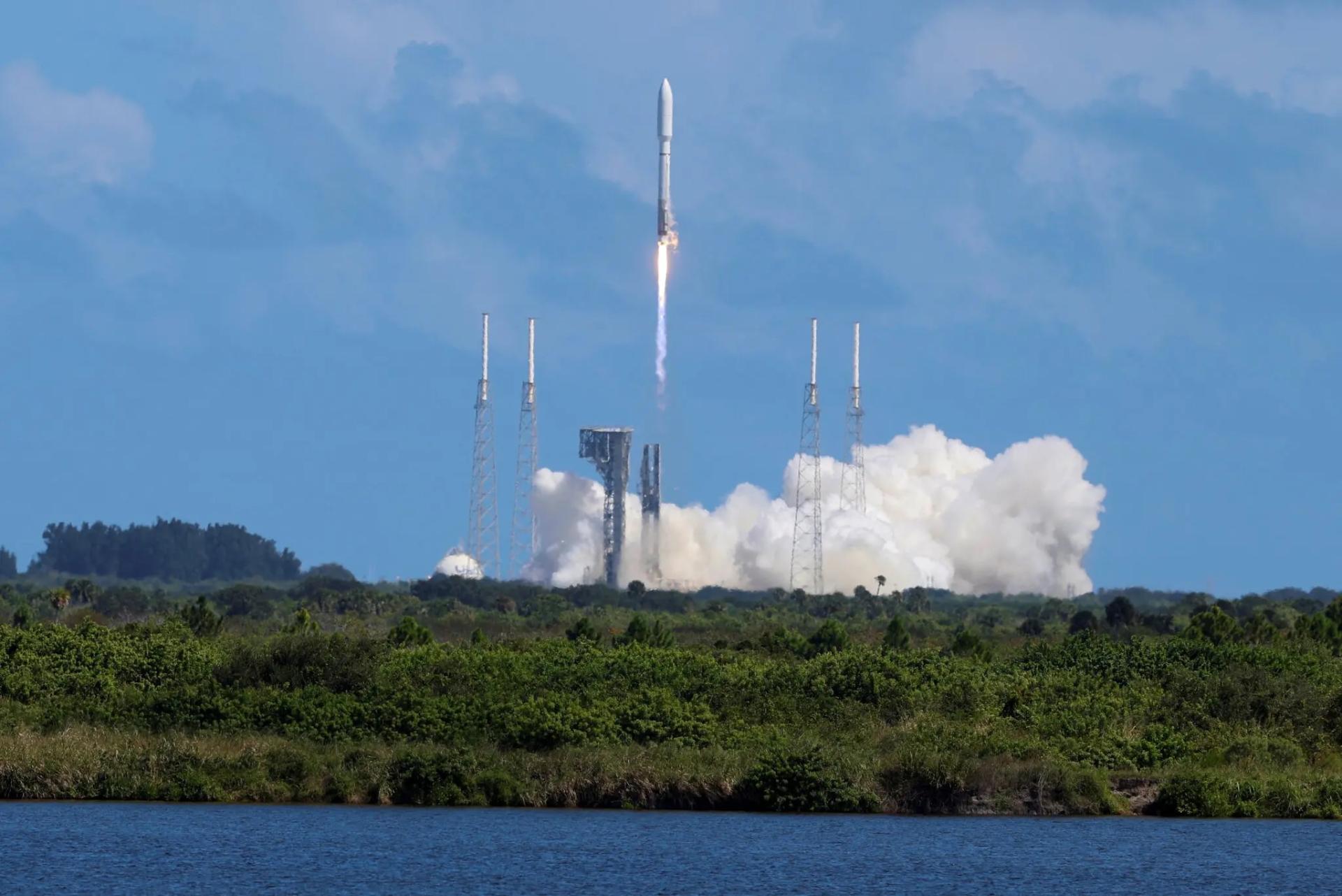 موشک اتلس ۵ درحال حمل ماهواره‌های اولیه پروژه کویپر آمازون