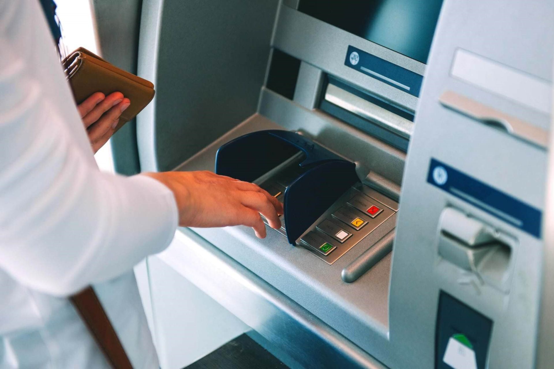 مرد در حال کار کردن با دستگاه ATM