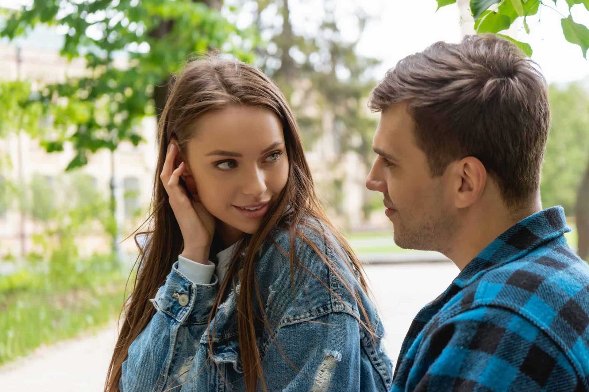 زن جوان جذاب درکنار مرد جوان نشسته است