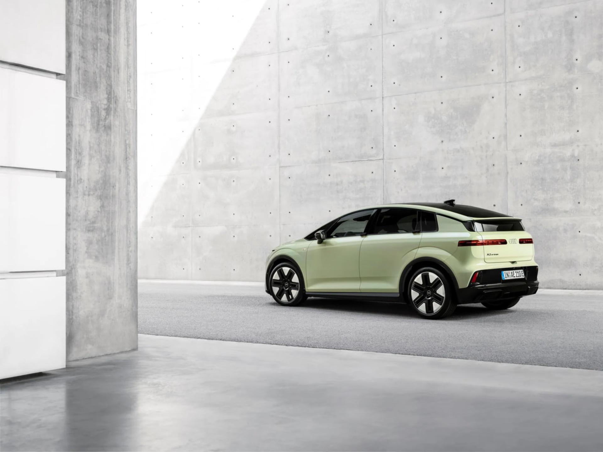 خودرو برقی آئودی (Audi) A2 با رنگ سبز روشن در فضای مدرن