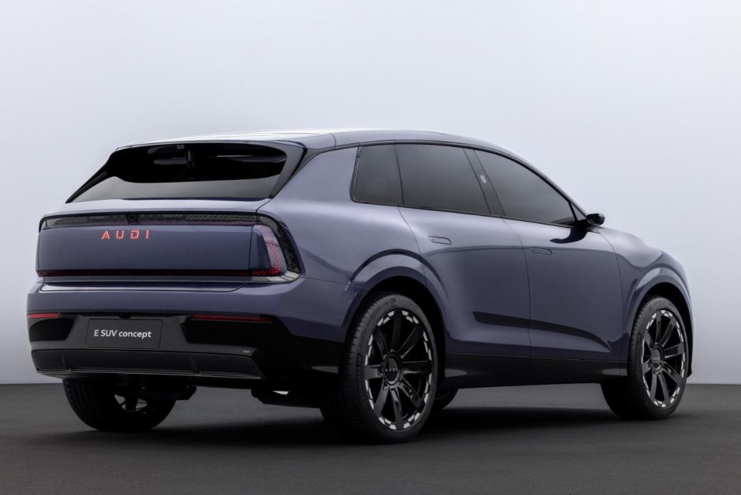 سه‌چهارم عقبی خودروی مفهومی E SUV آئودی