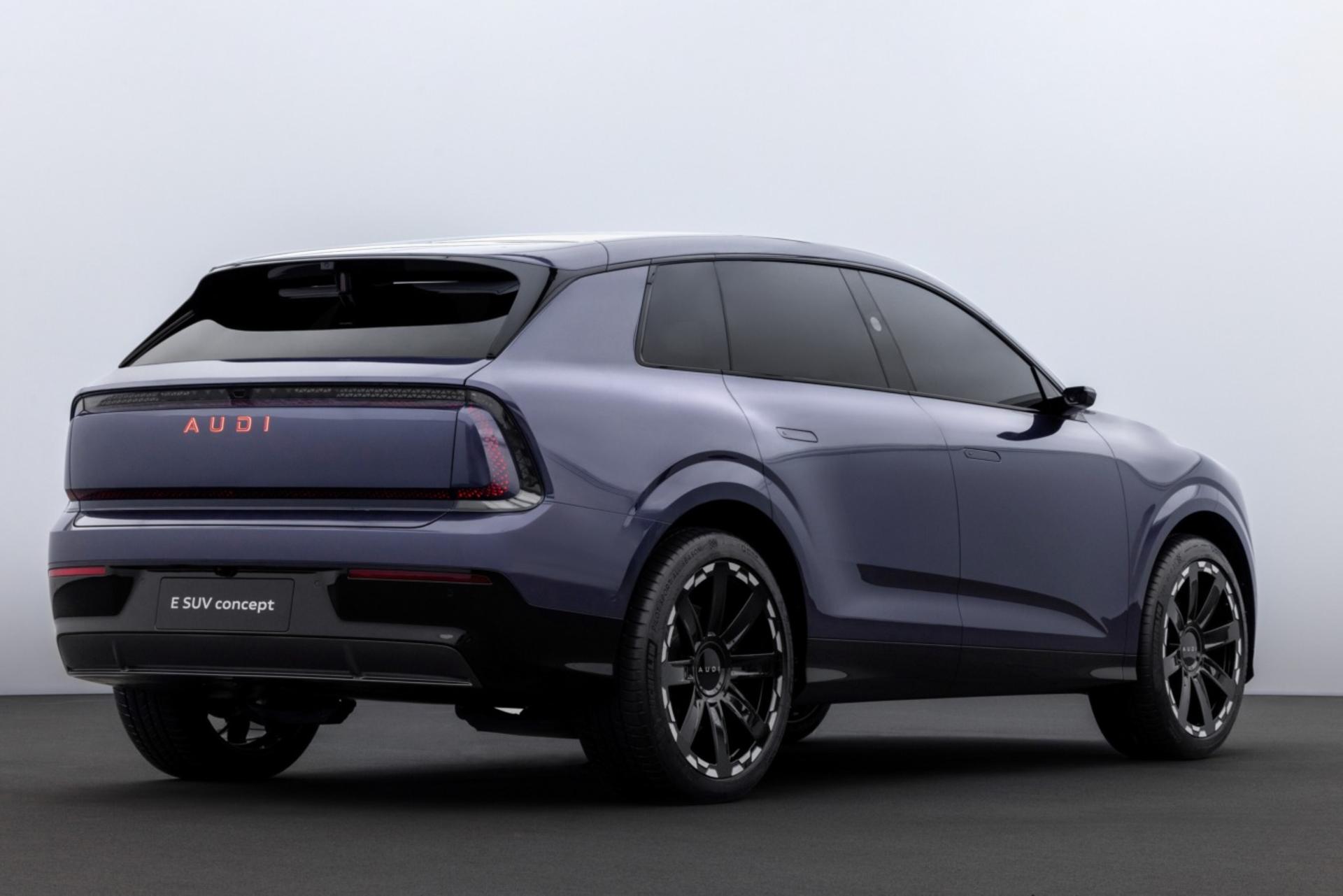 سه‌چهارم عقبی خودروی مفهومی E SUV آئودی