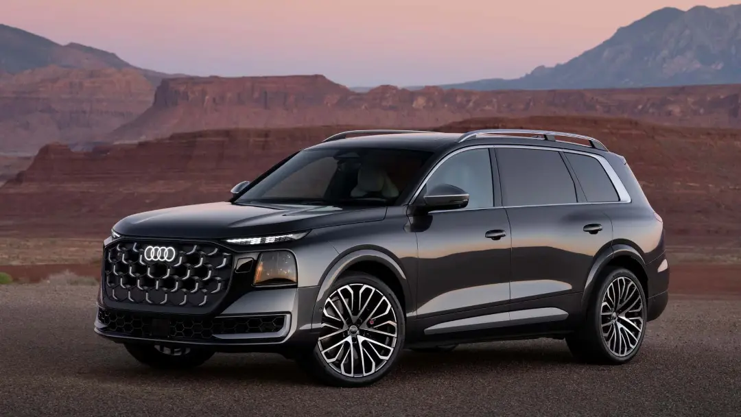 خودرو شاسی‌بلند آئودی (Audi) در مسیر کوهستانی در هنگام غروب