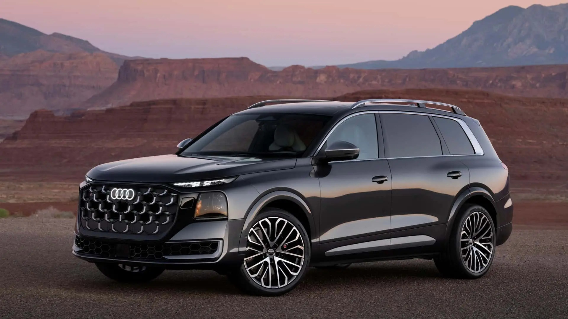 خودرو شاسیبلند آئودی (Audi) در مسیر کوهستانی در هنگام غروب