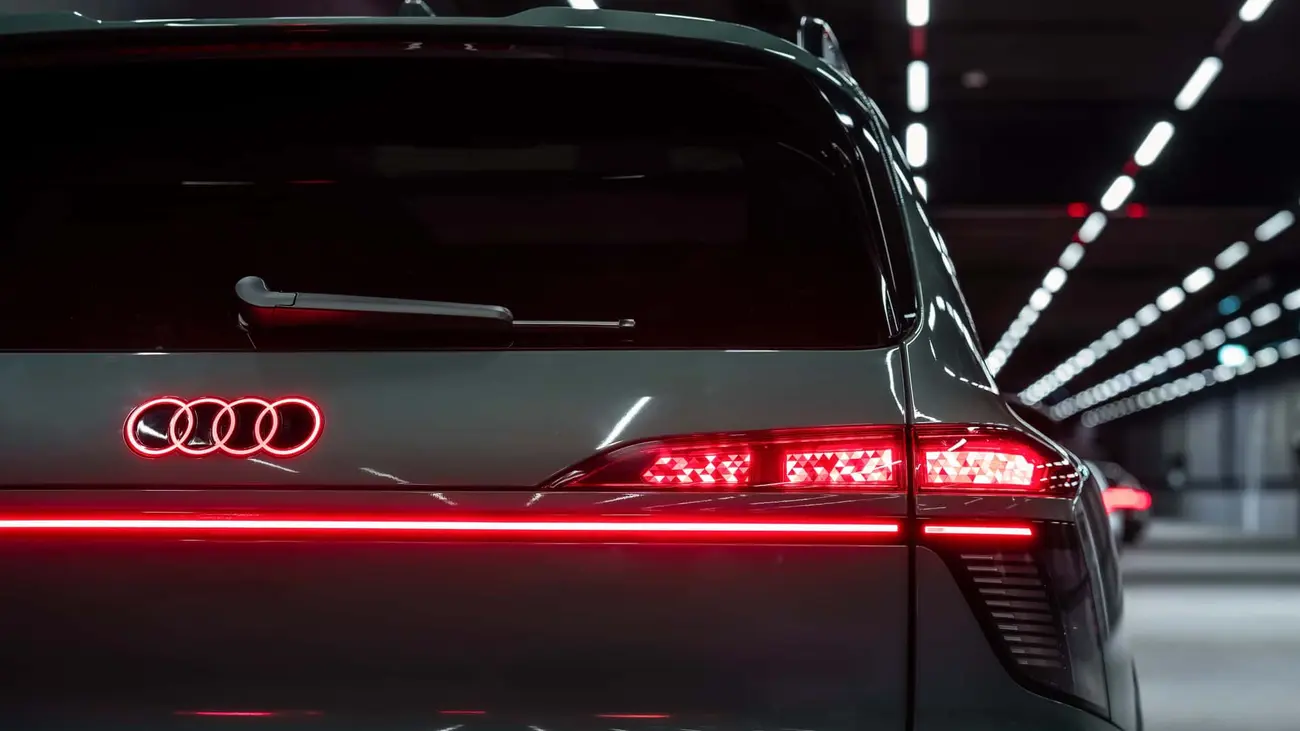 چراغ عقب خمیده و نوار نوری قرمز در خودروی جدید آئودی (Audi)