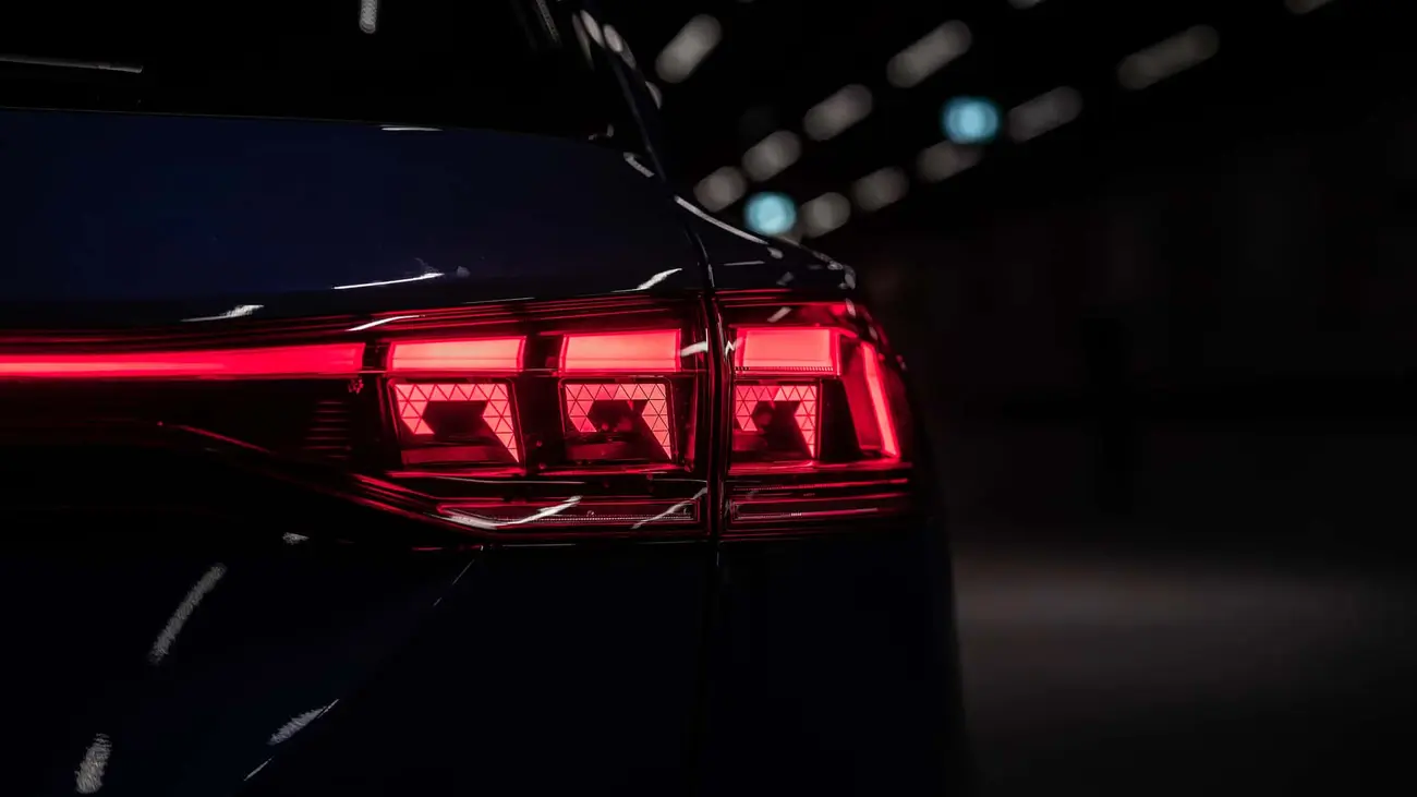 چراغ عقب خمیده و مدرن خودروی جدید آئودی (Audi) با طراحی هندسی