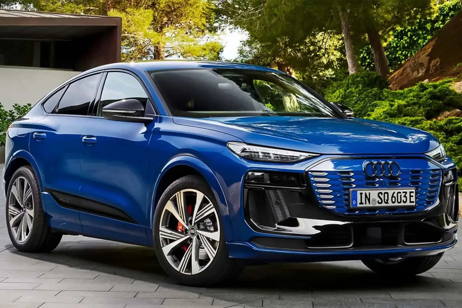 نمای سه‌چهارم جلو خودرو آئودی Audi SQ6 Sportback E-Tron