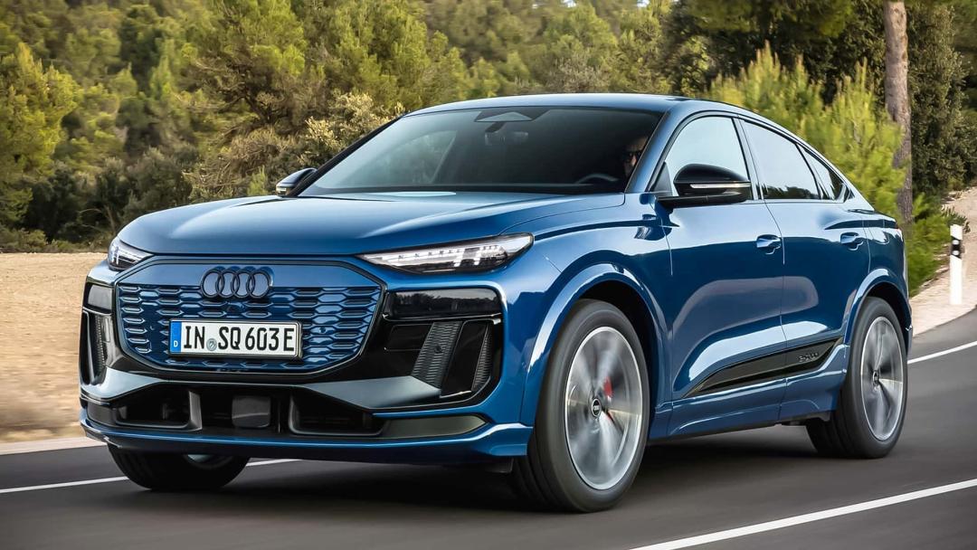 نمای سه‌چهارم جلو خودرو آئودی Audi SQ6 Sportback E-Tron