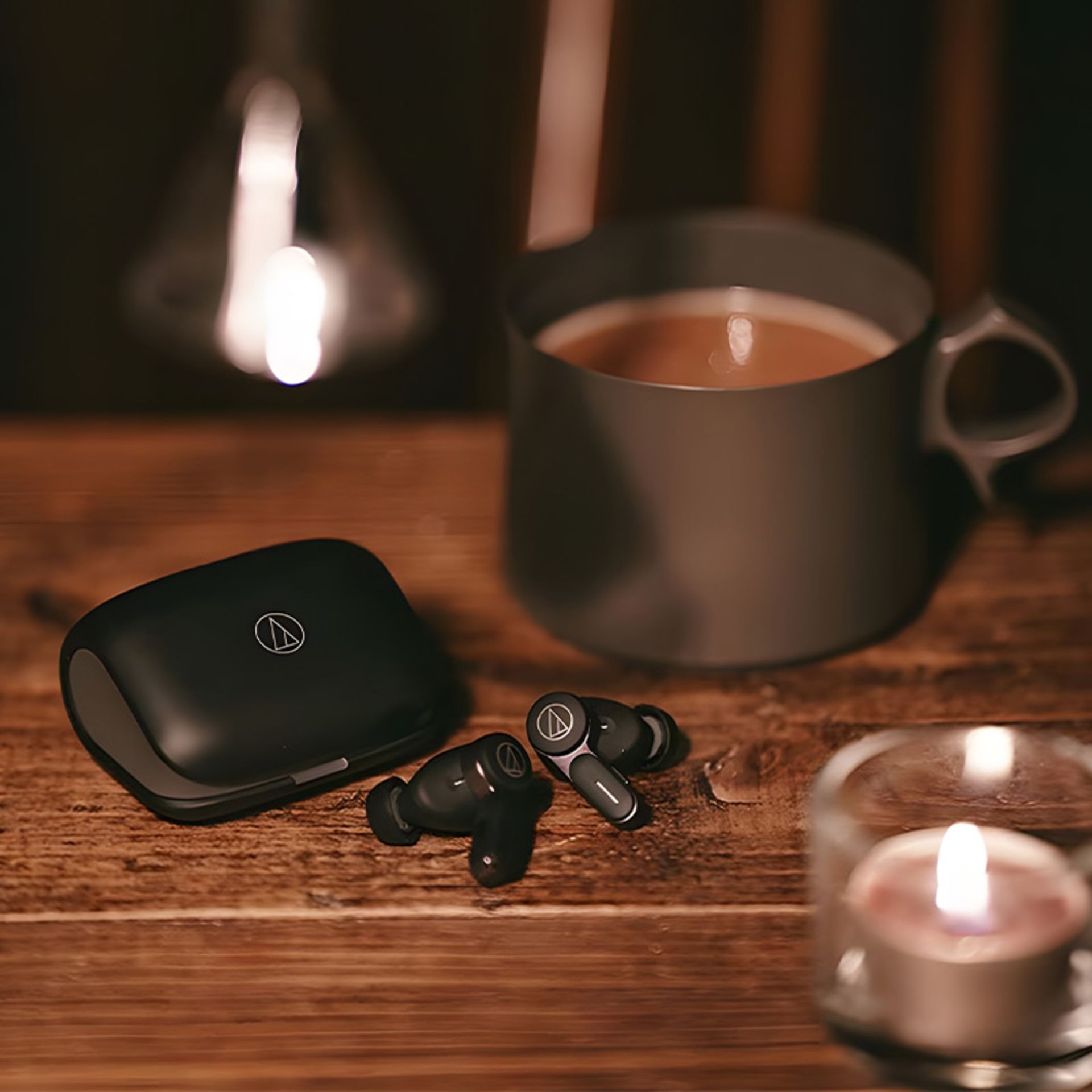 ایرپاد ATH-TWX7 آدیو تکنیکا در کنار فنجان قهوه
