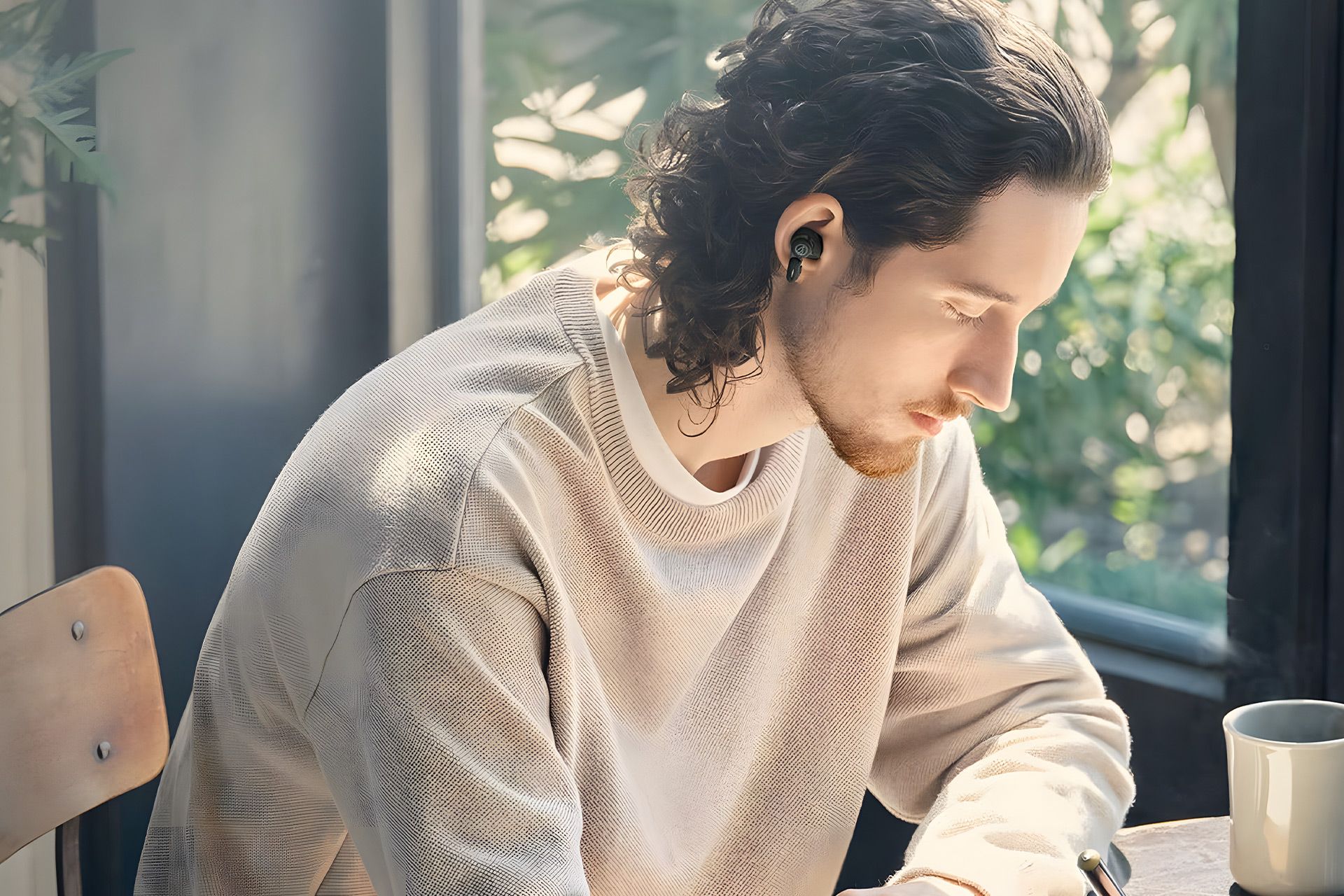 پسر موبلند با ایرپاد ATH-TWX7 در گوش