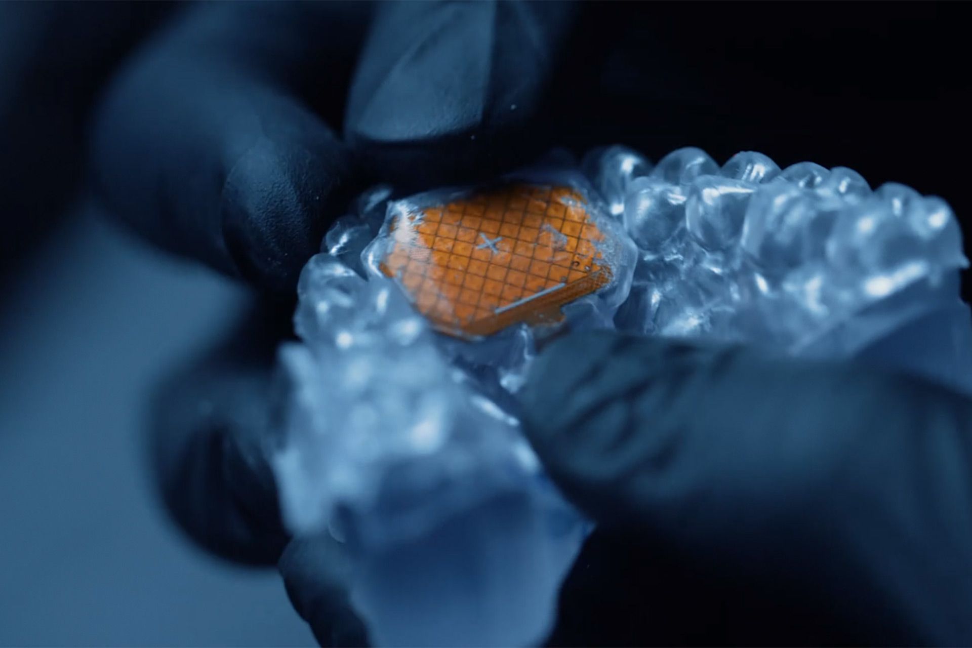 گجت MouthPad در دست از نمای نزدیک