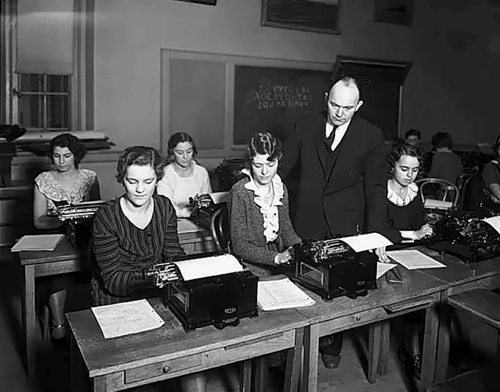 آگوست دووراک استاد دانشگاه واشنگتن و دانشجویان با ماشین تایپ