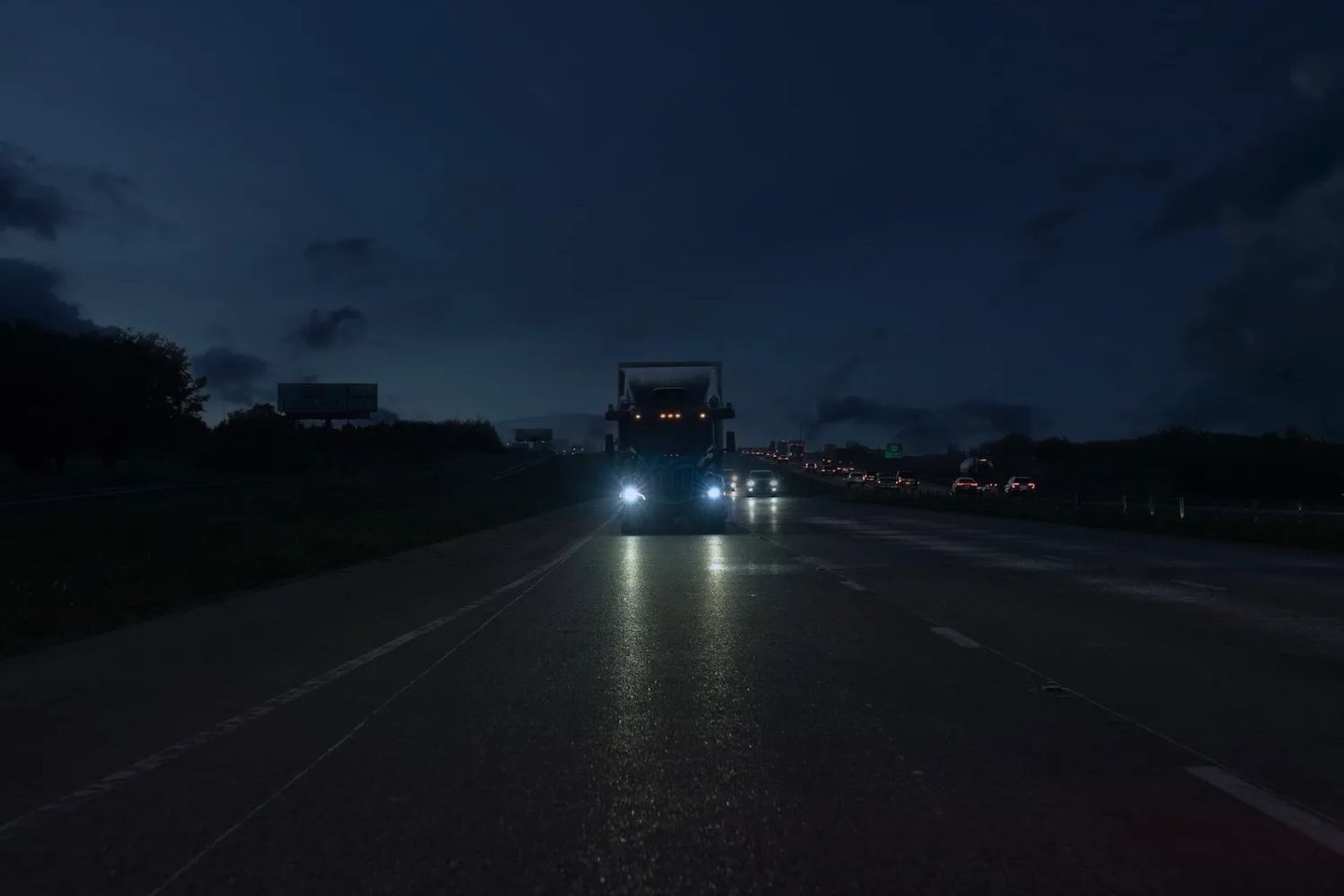 کامیون آورورا درحال رانندگی بدون راننده در شب