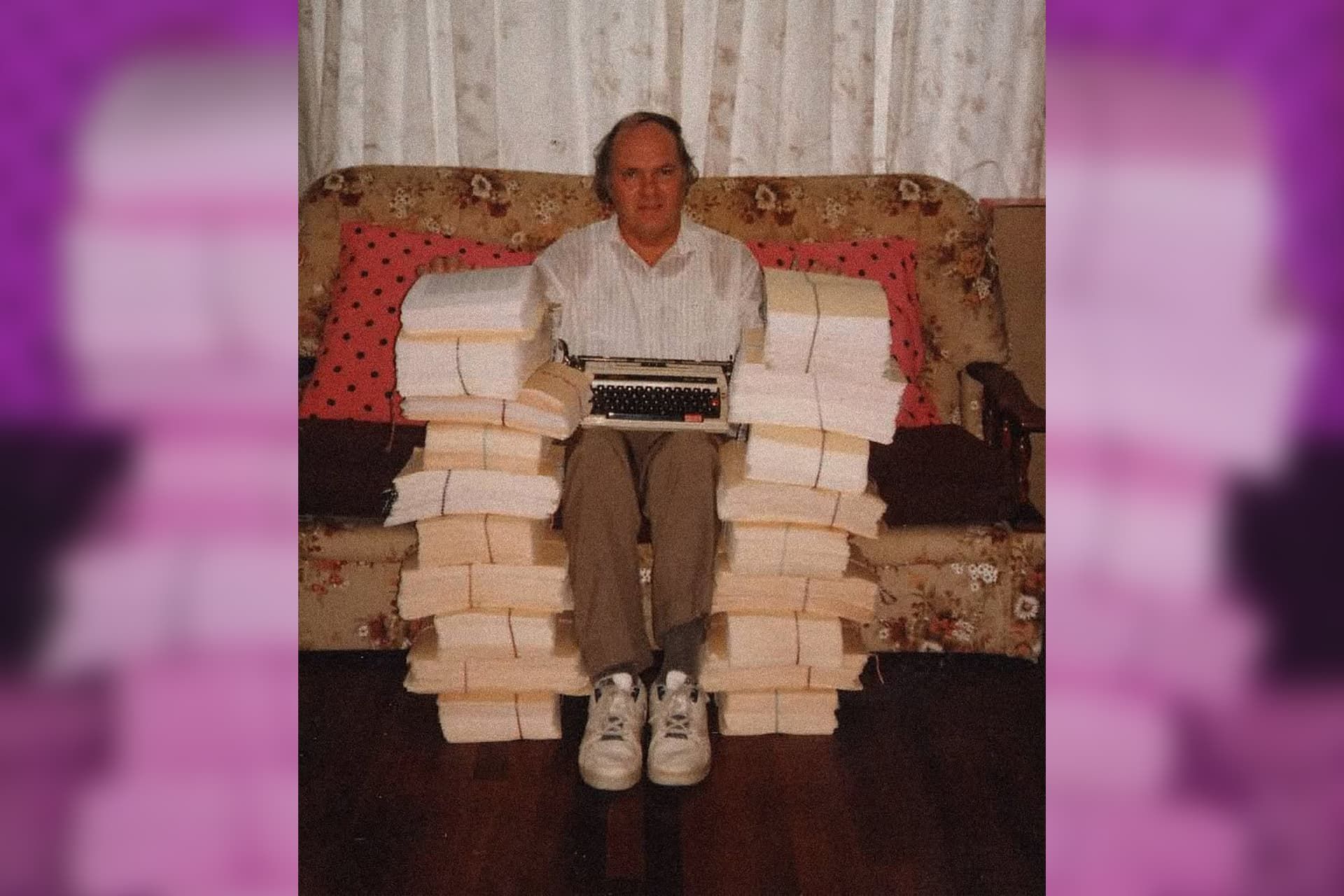 یک مرد روی نشسته روی انبوه کتاب‌ها