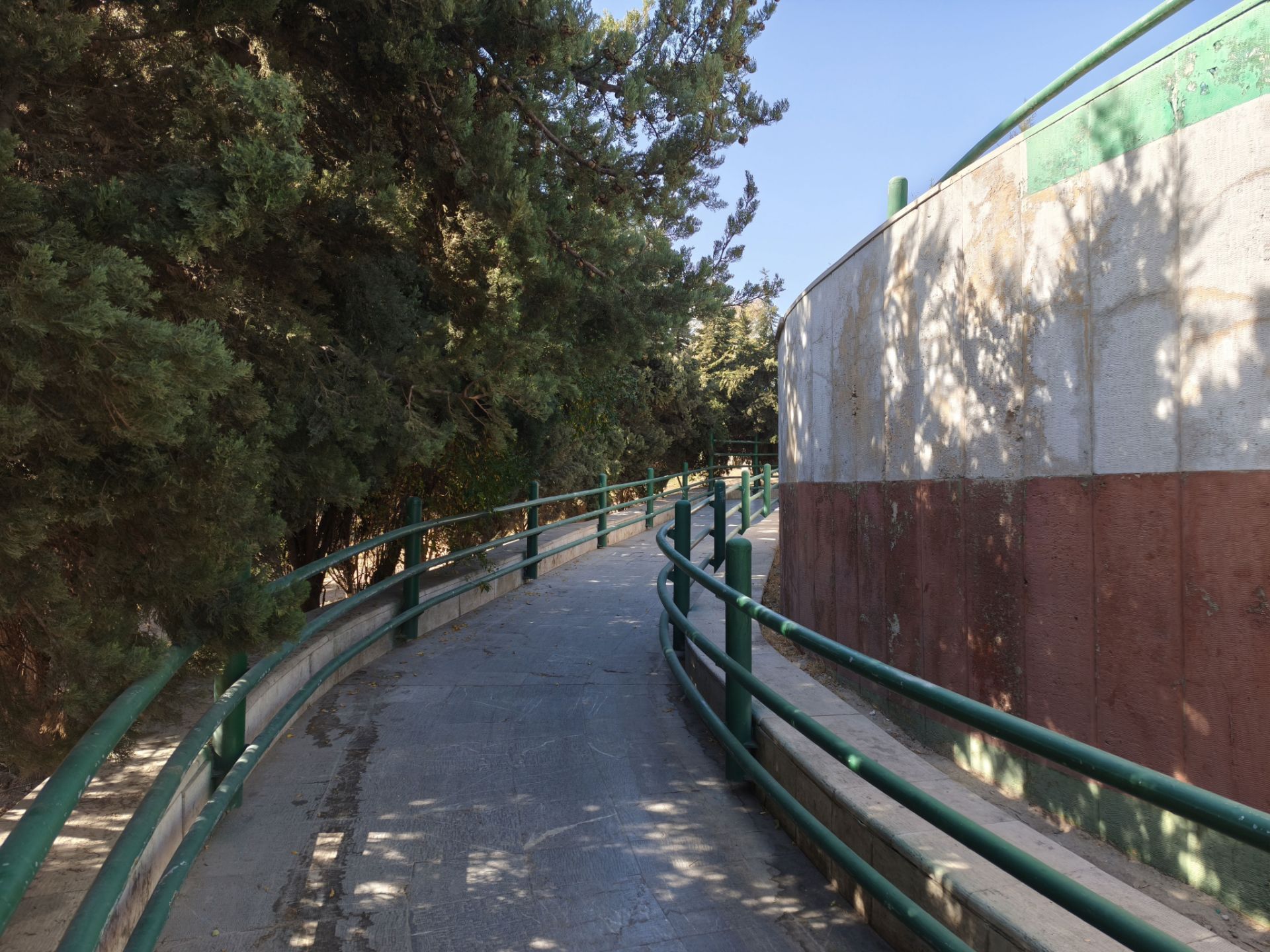 پیاده‌رو پارک با دیوار سفید و قرمز-حالت Authentic