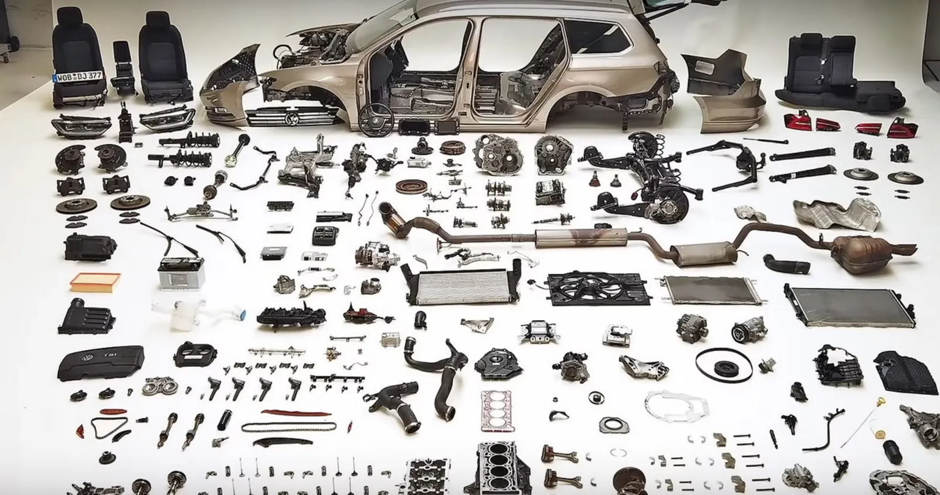 باز کردن خودرو و مشخص کردن تمام اجزا برای مهندسی معکوس