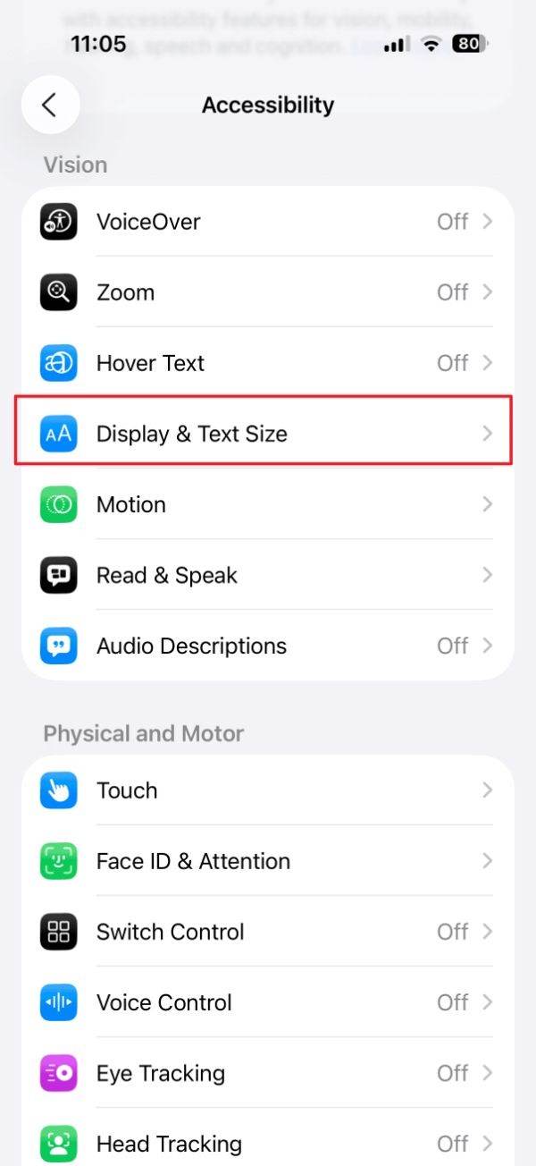 منوی Accessibiliy در تنظیمات آیفون با گزینه‌ی Display & Text size  هایلایت شده