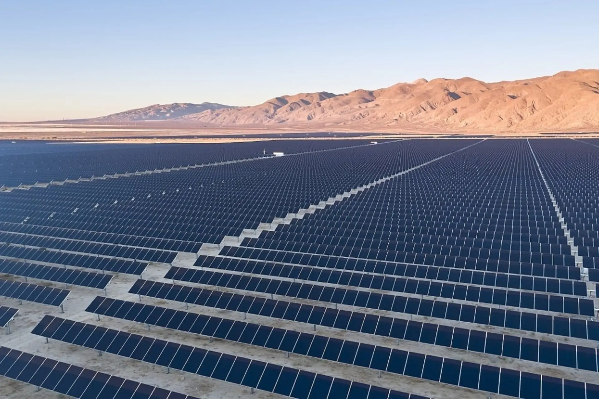 این پنل‌های خورشیدی برق ۷۰ هزار خانه را تأمین می‌کنند