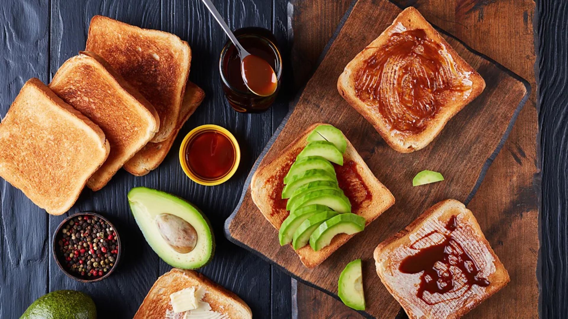 نان تست و آووکادو