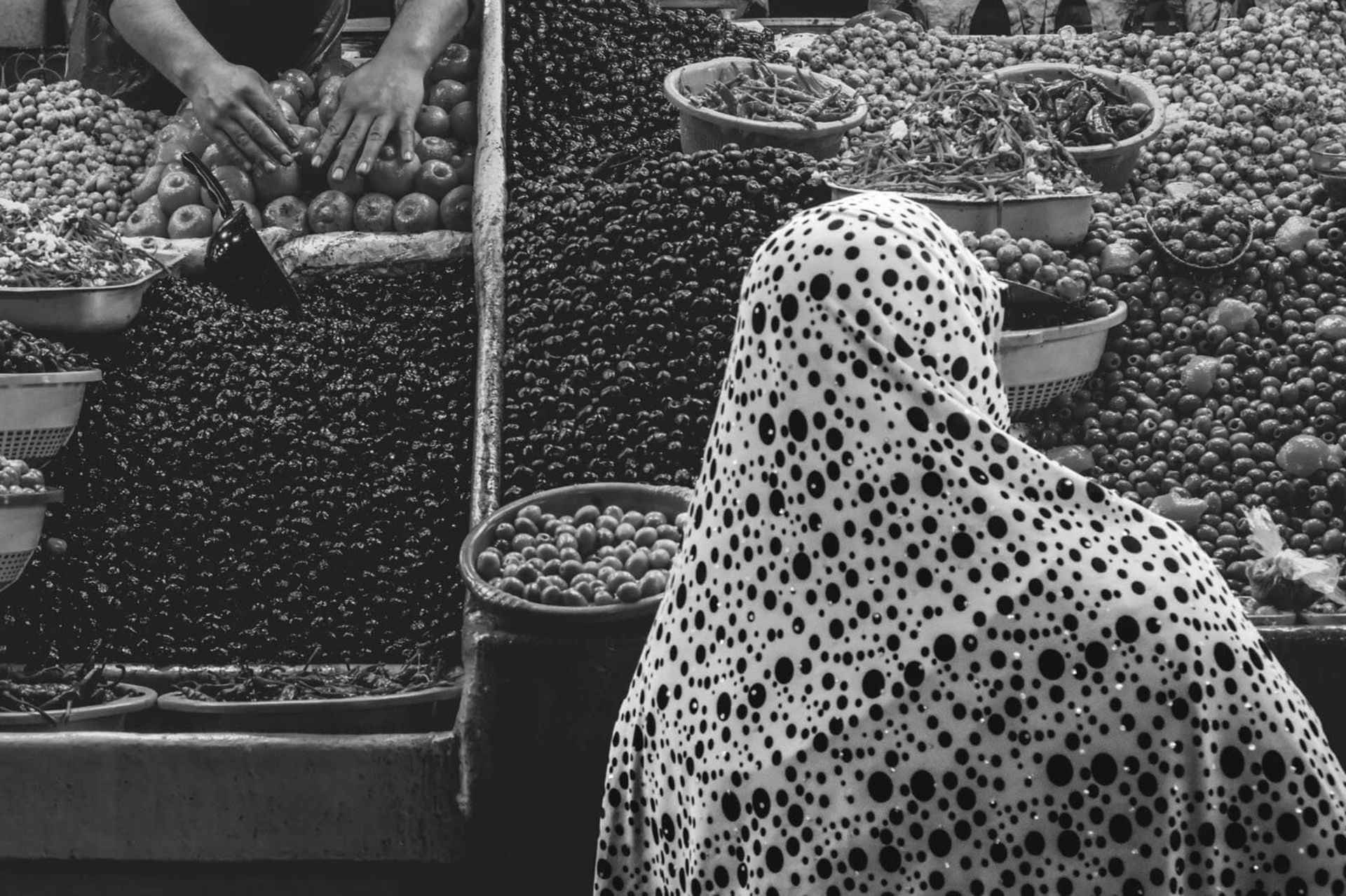 زنی با روسری با طرح بیضی شبیه به زیتون بازار زیتون در کازابلانکا