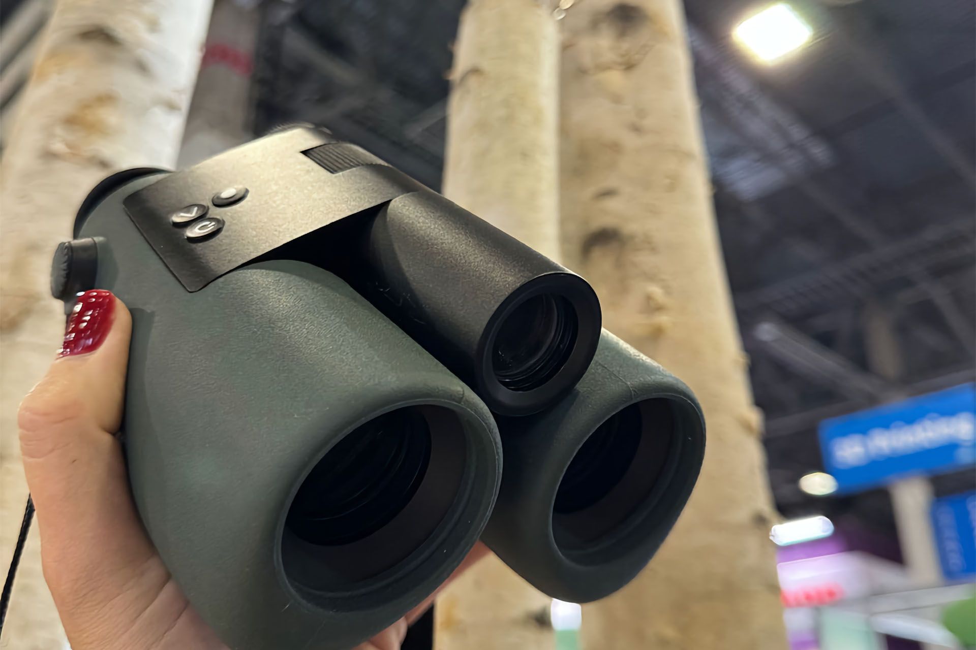 AX Visio در دستان یکی از خبرنگاران CES 2024