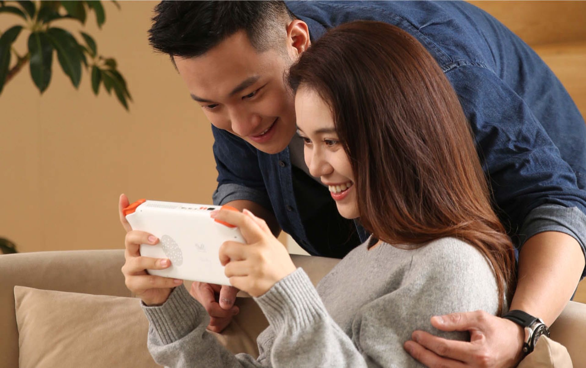 کنسول دستی Ayaneo Next Lite سفید در دست زن آسیایی