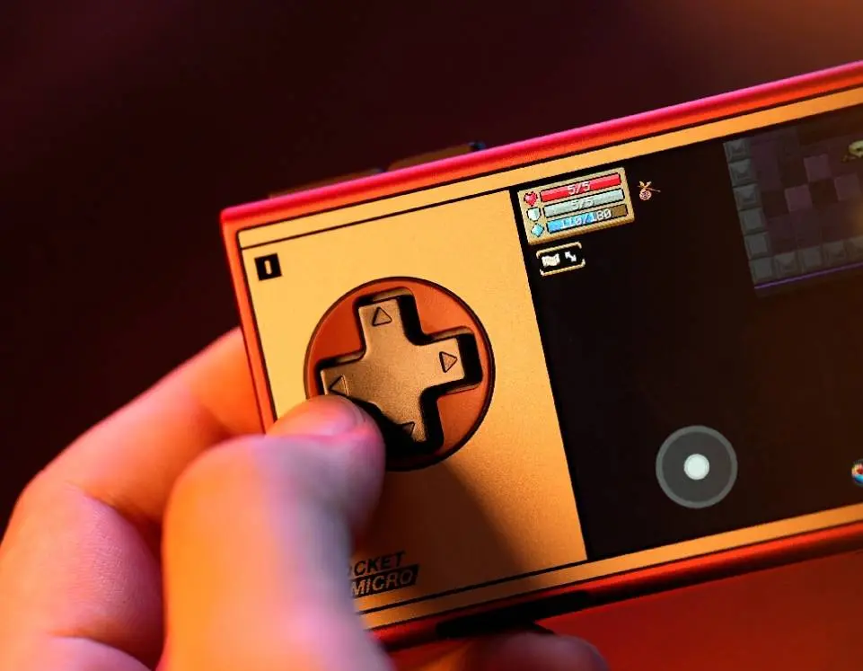 کنسول بازی Ayaneo Pocket Micro Classic در دست