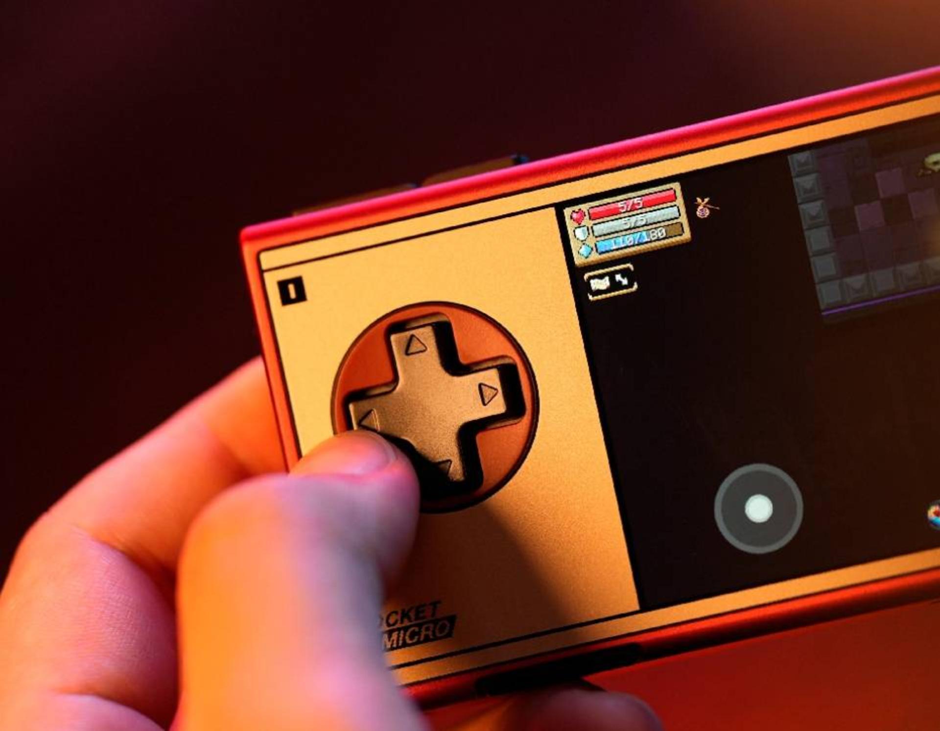 کنسول بازی Ayaneo Pocket Micro Classic در دست