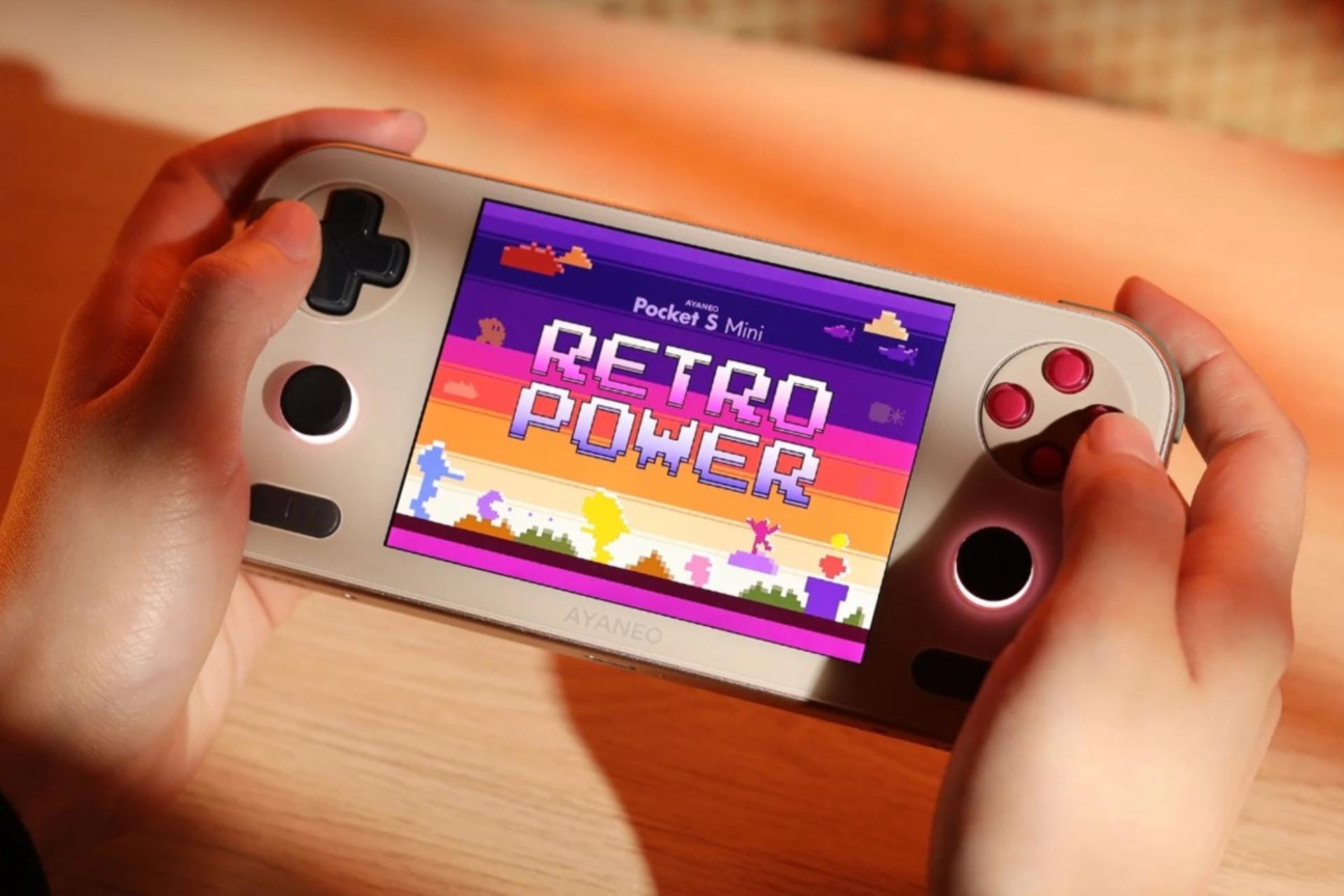 نمای جلو کنسول دستی آیانئو پاکت اس مینی در دست