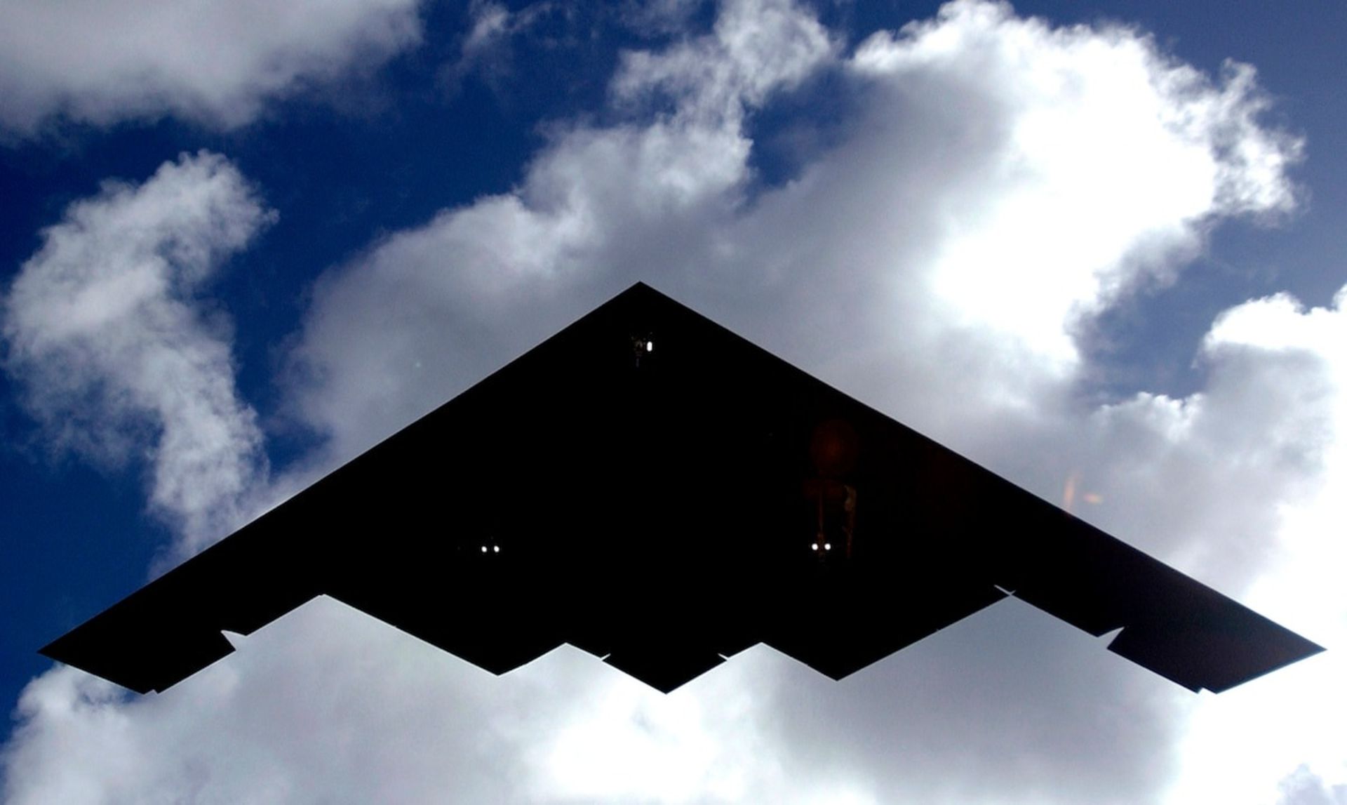 بمب‌افکن B-2 در حال پرواز در آسمان از نمای پایین