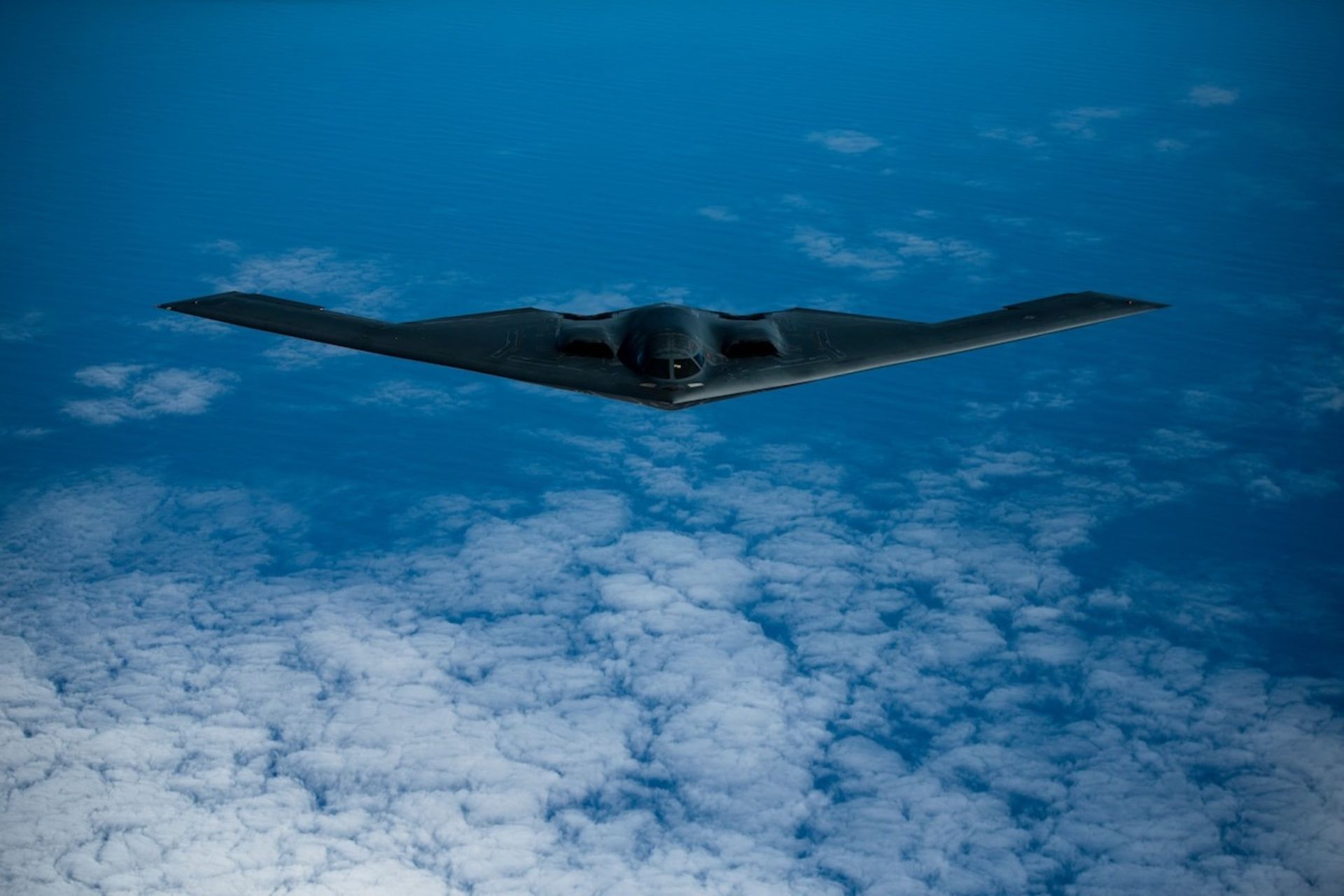 بمب‌افکن B-2 در حال پرواز در آسمان
