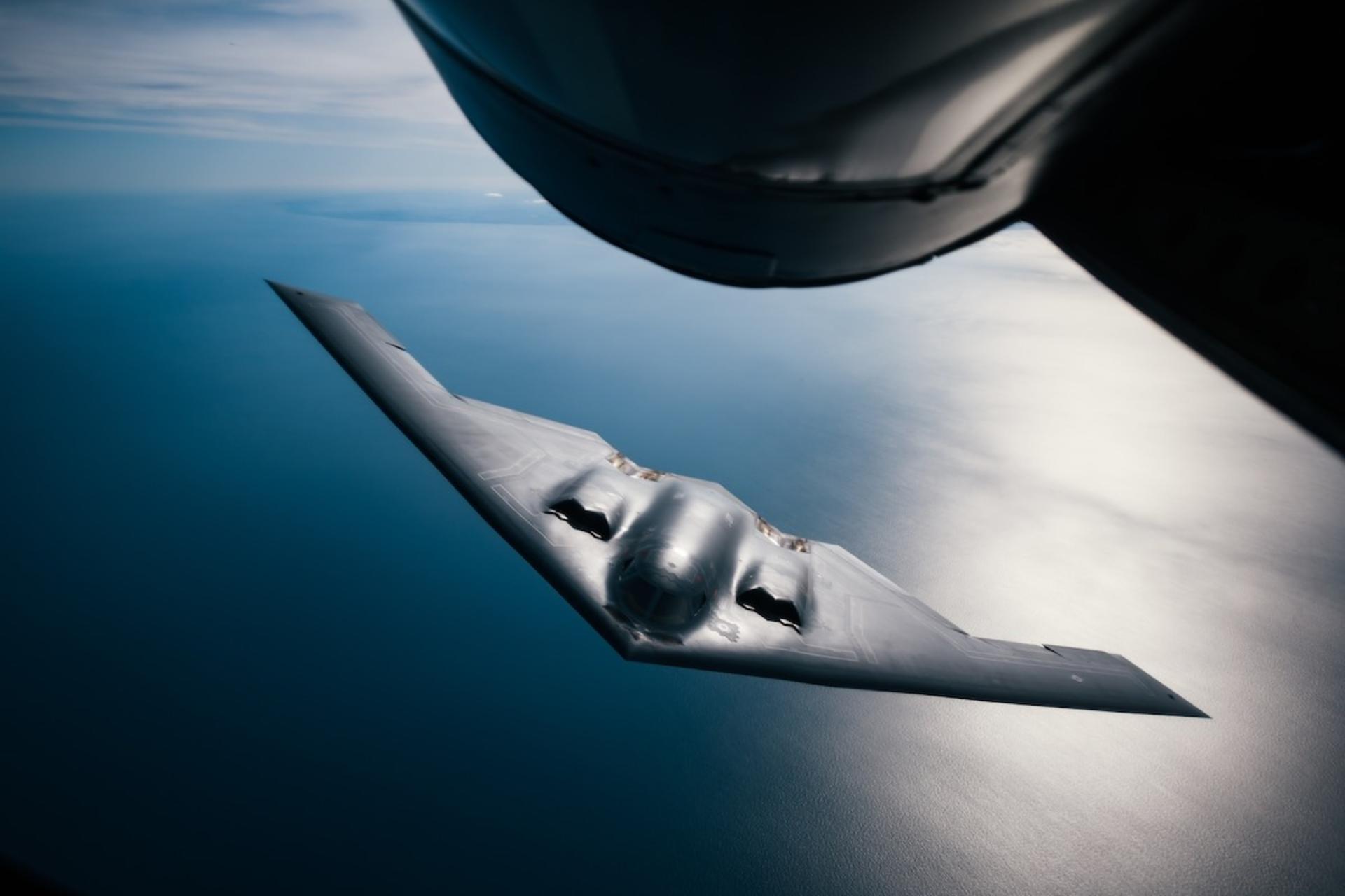 بمب‌افکن B-2 در آسمان